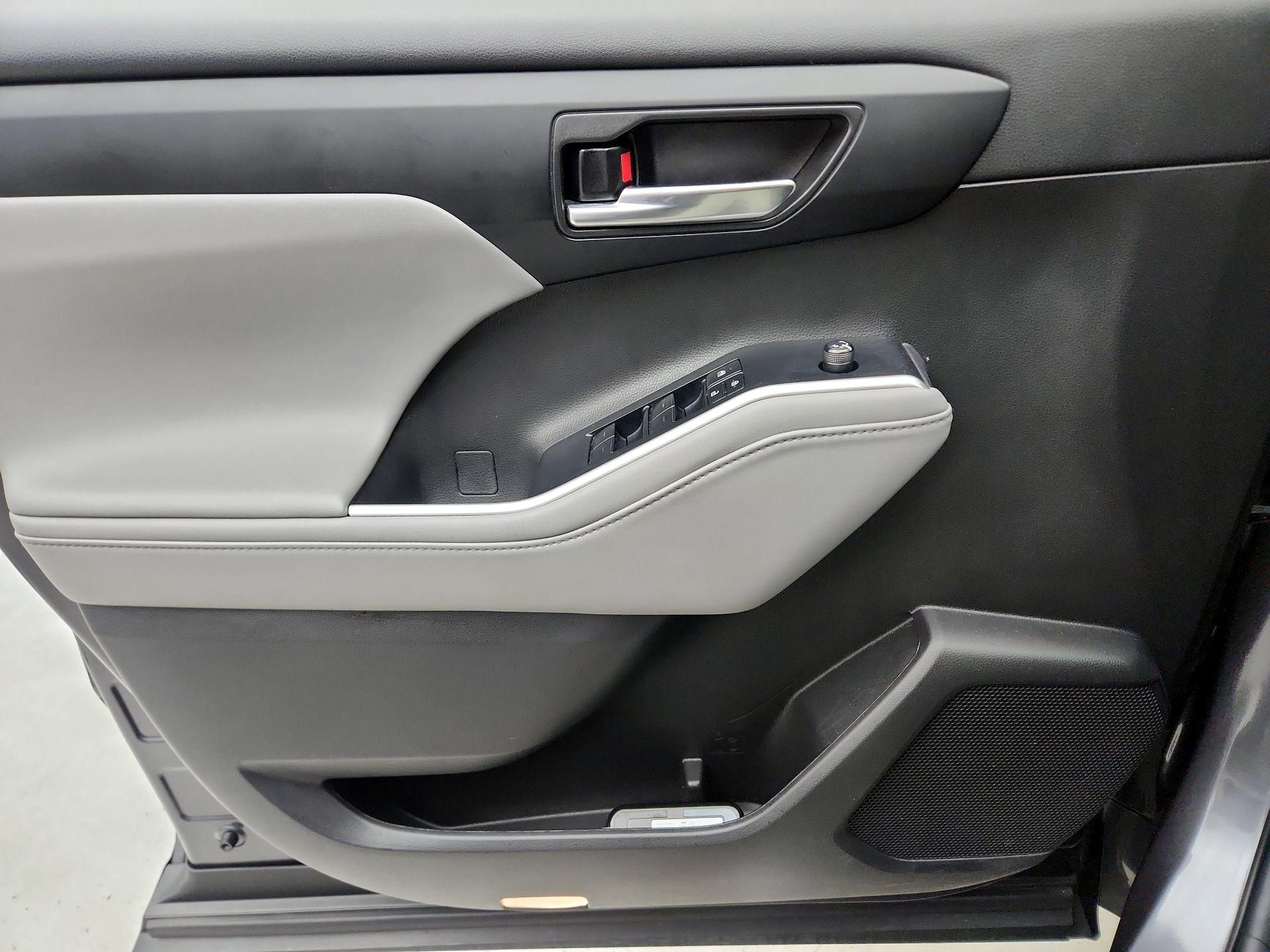 Thumbnail: 2022 Toyota Highlander - 12