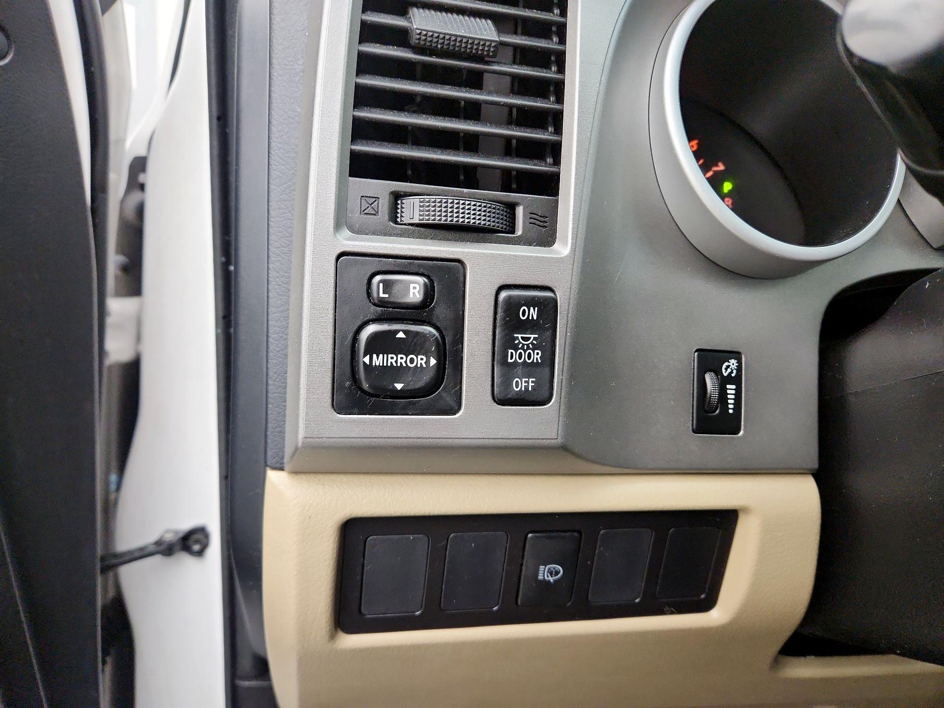 Thumbnail: 2015 Toyota Sequoia - 13