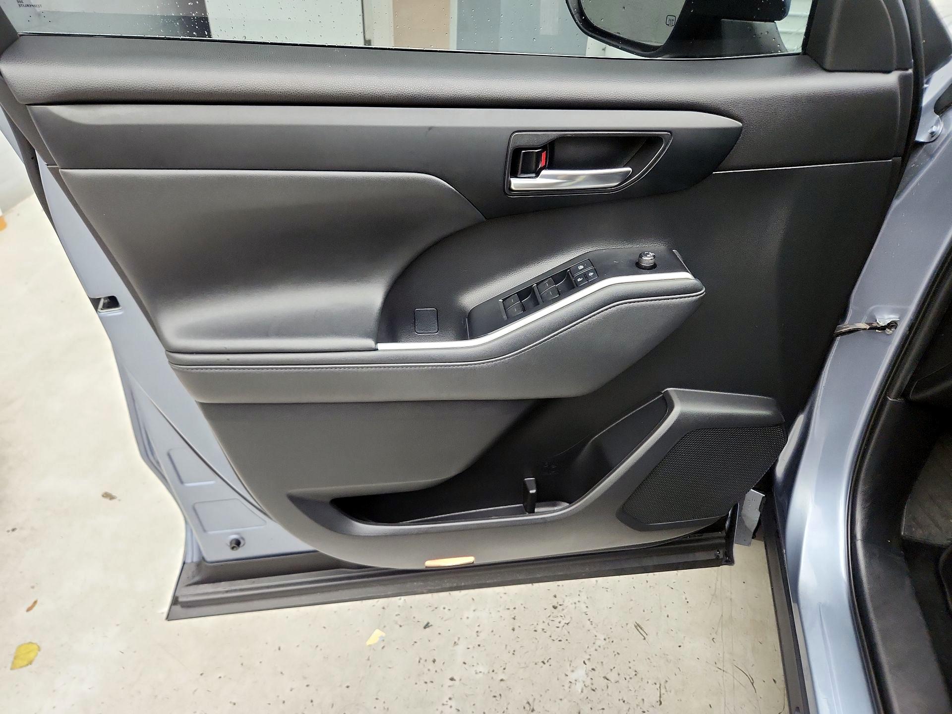 Thumbnail: 2021 Toyota Highlander - 12