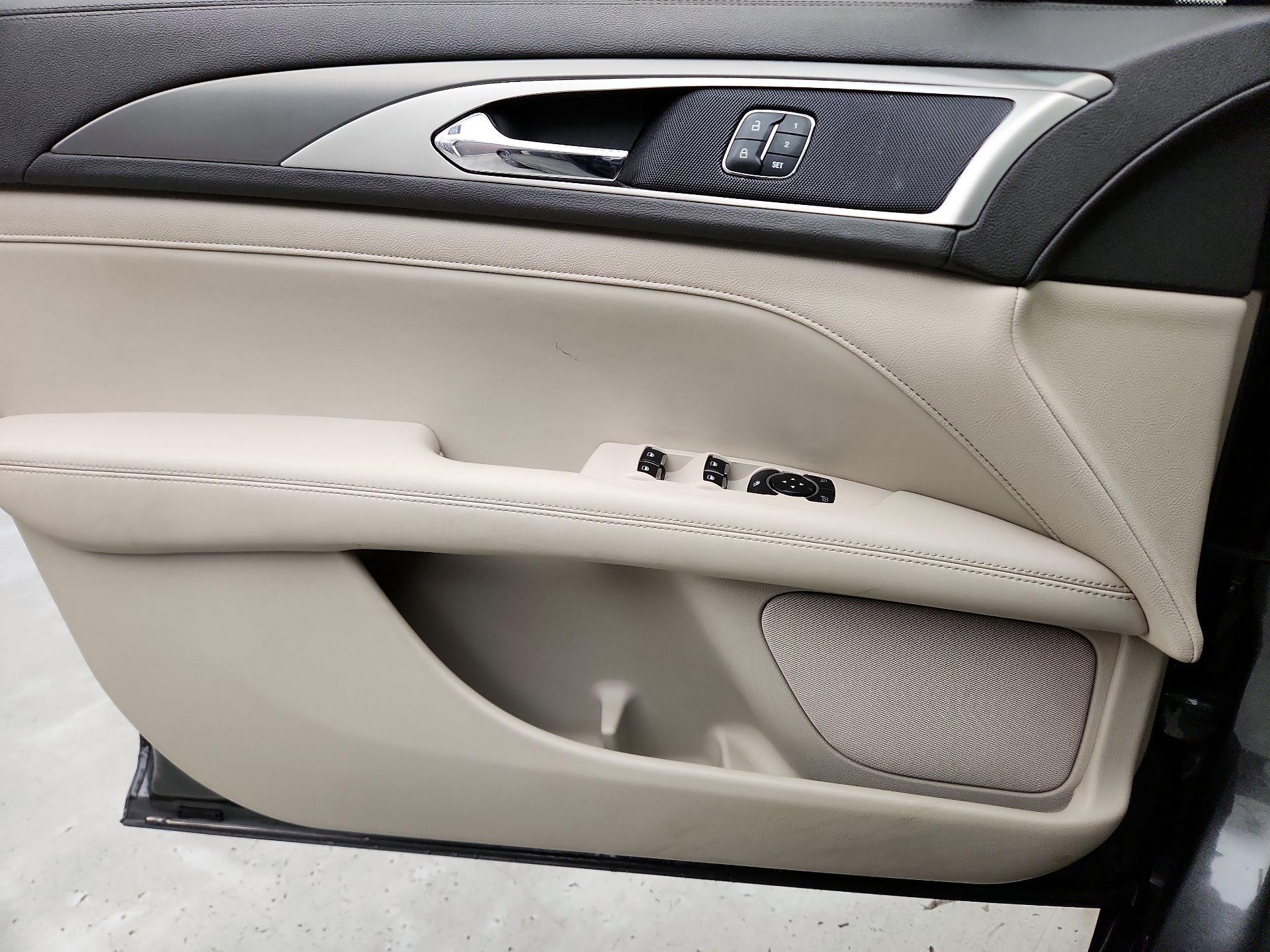 Thumbnail: 2017 Lincoln MKZ - 12