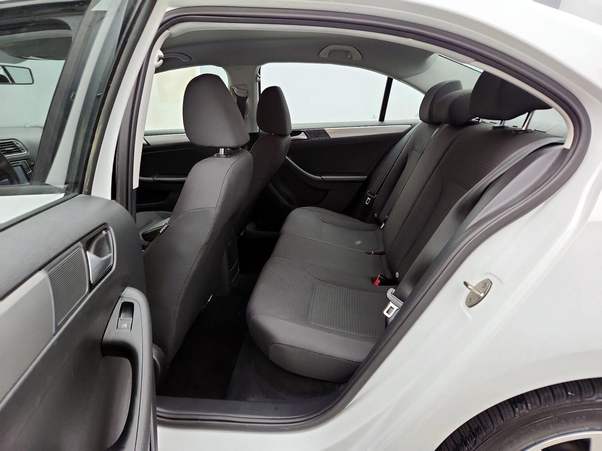 Thumbnail: 2016 Volkswagen Jetta - 18