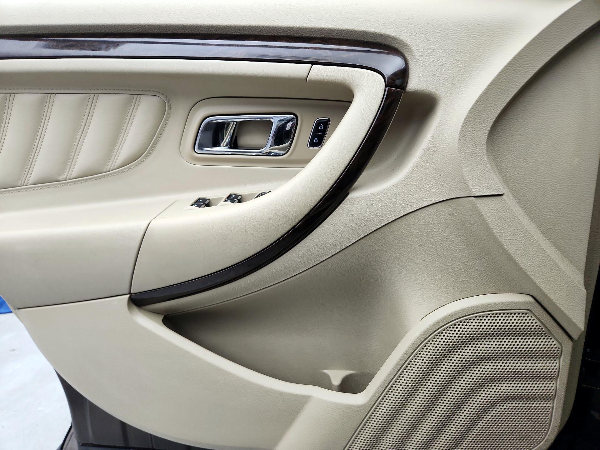 Thumbnail: 2015 Ford Taurus - 12