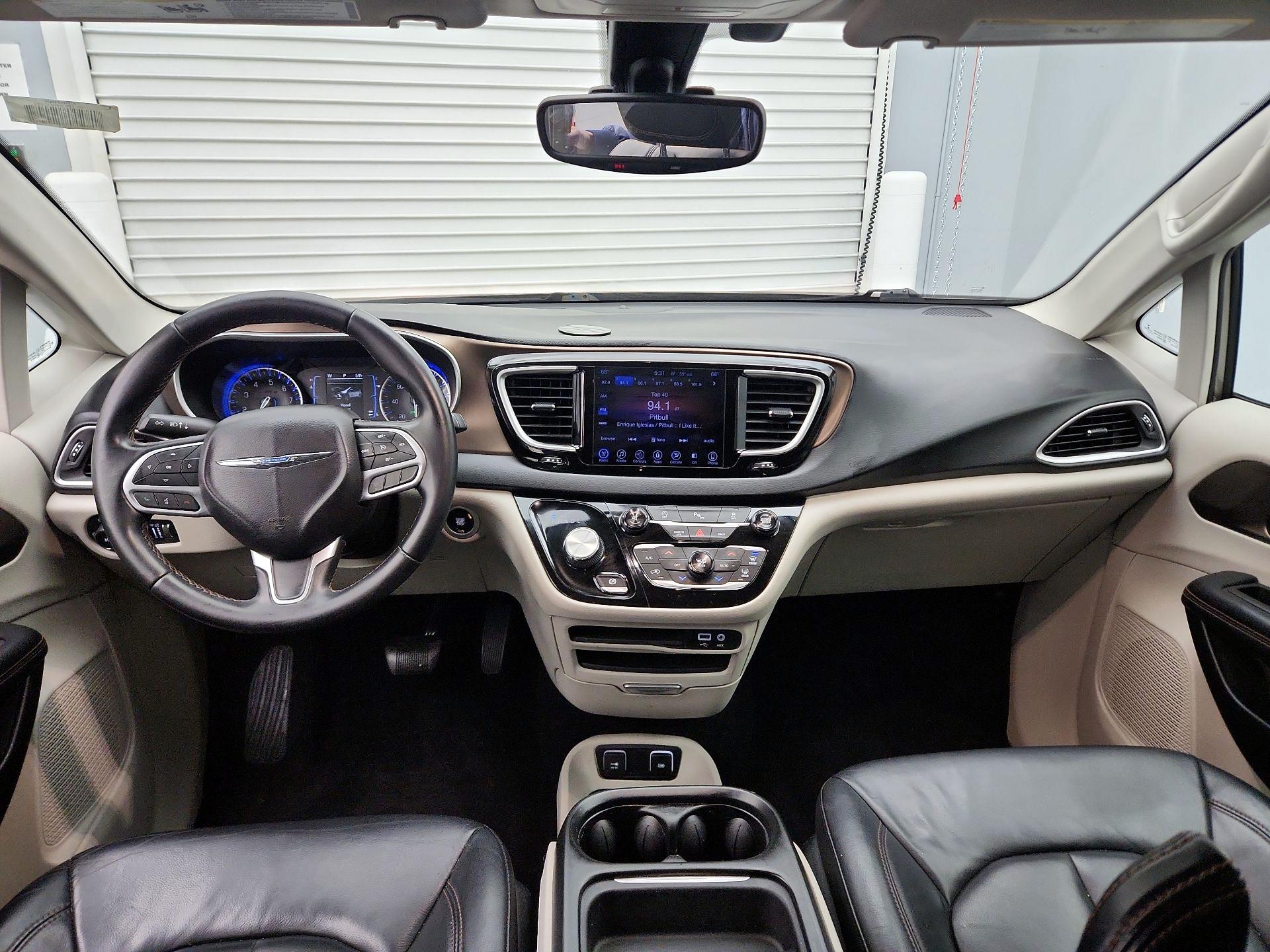 Thumbnail: 2017 Chrysler Pacifica - 9