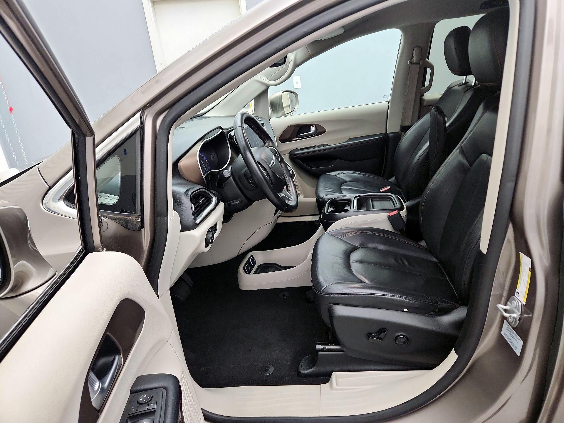 Thumbnail: 2017 Chrysler Pacifica - 11