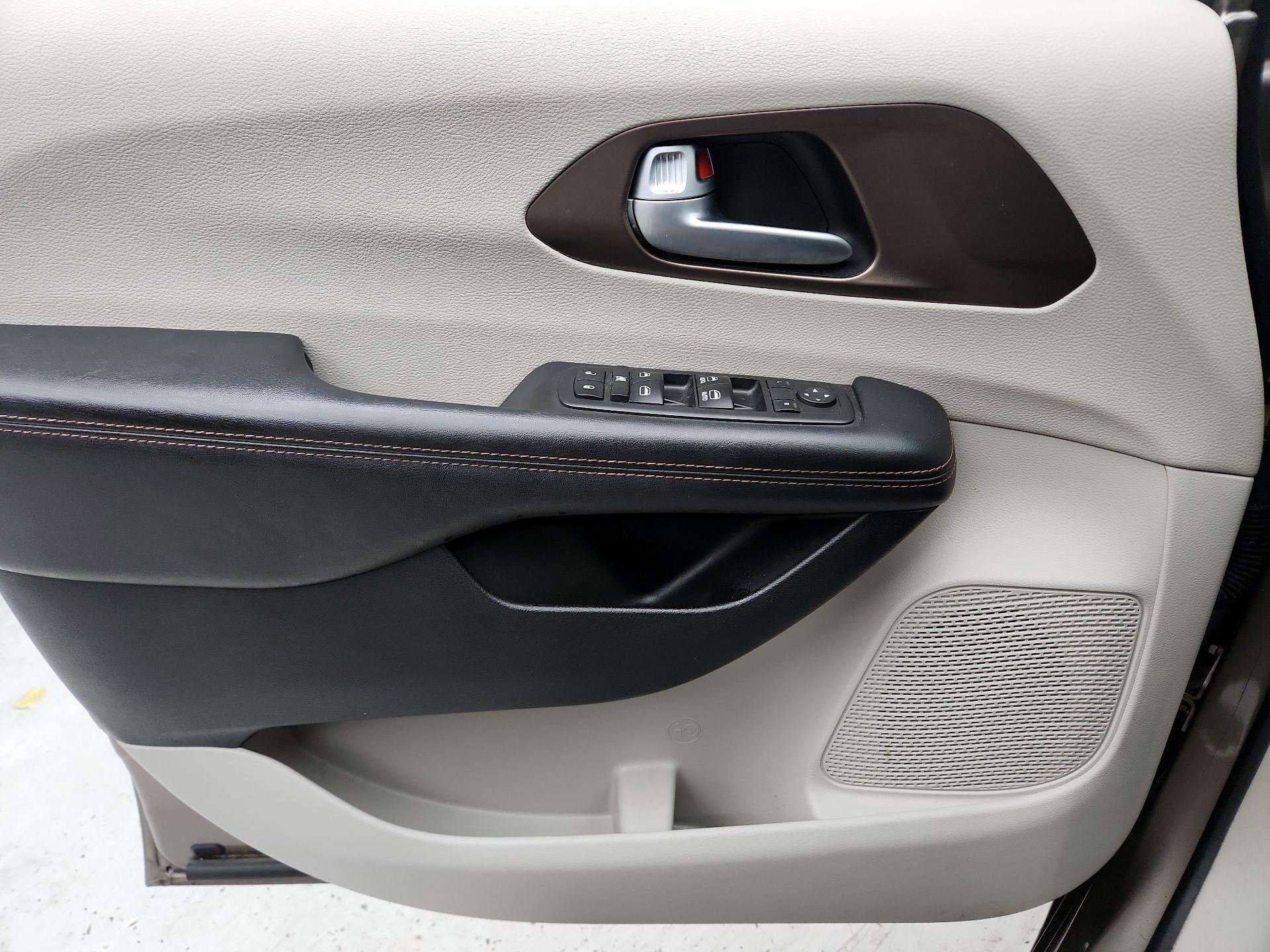 Thumbnail: 2017 Chrysler Pacifica - 12