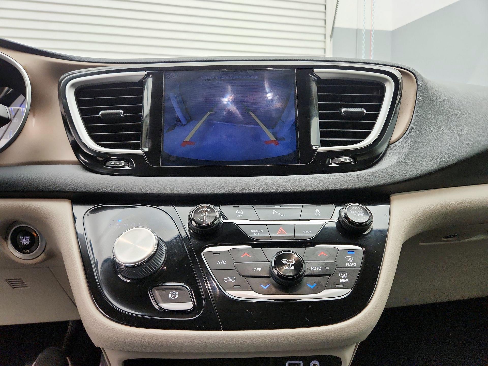 Thumbnail: 2017 Chrysler Pacifica - 14