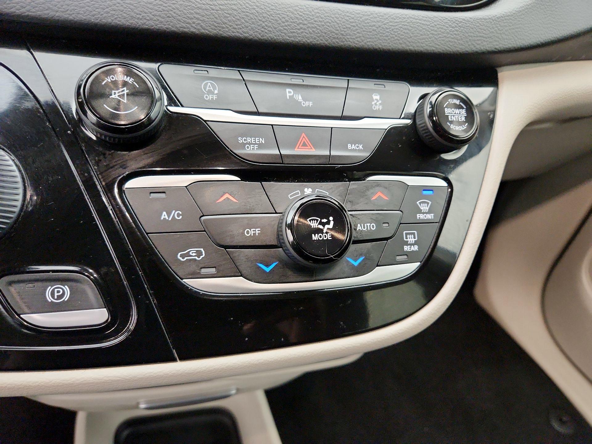 Thumbnail: 2017 Chrysler Pacifica - 16