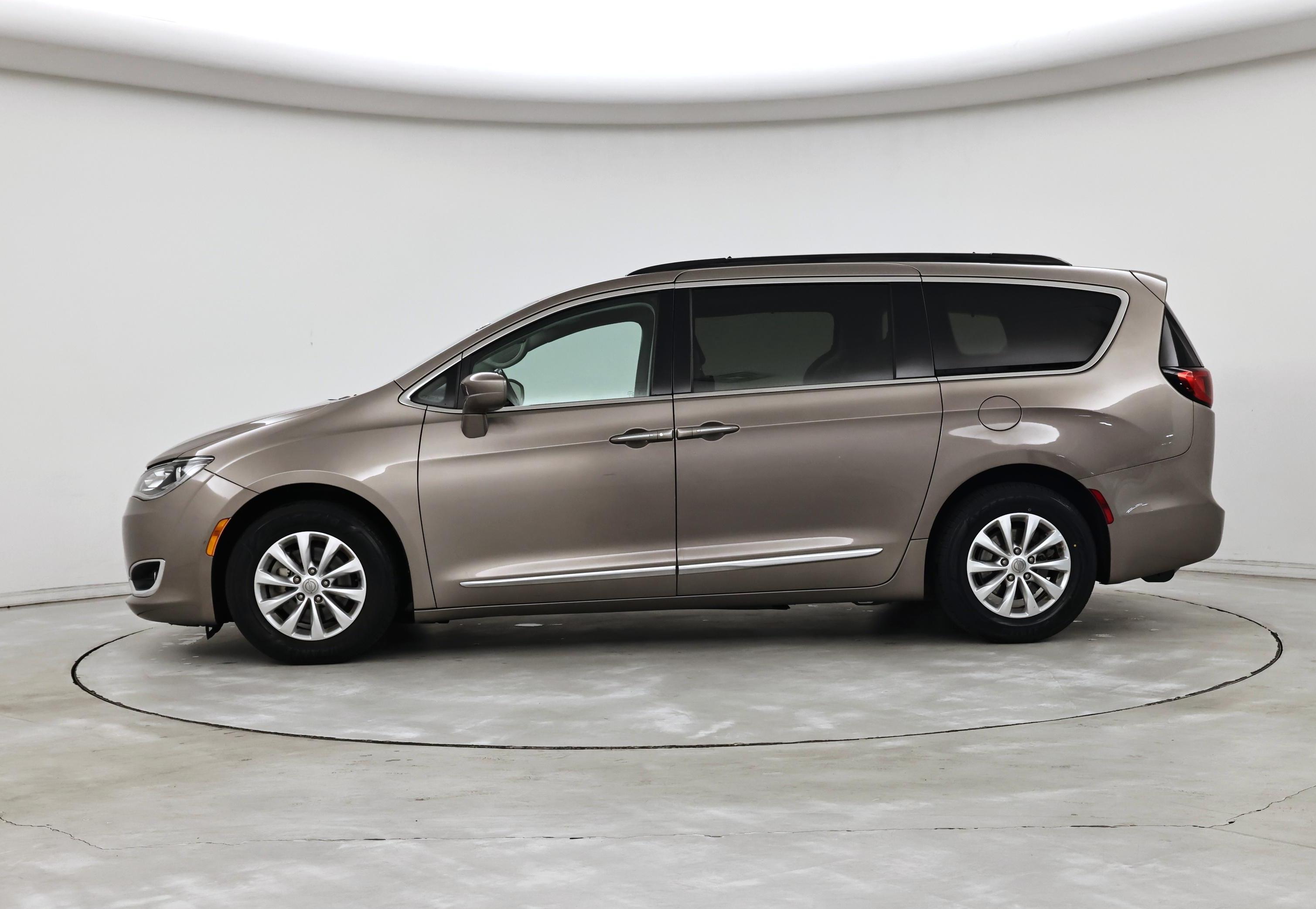 Thumbnail: 2017 Chrysler Pacifica - 3