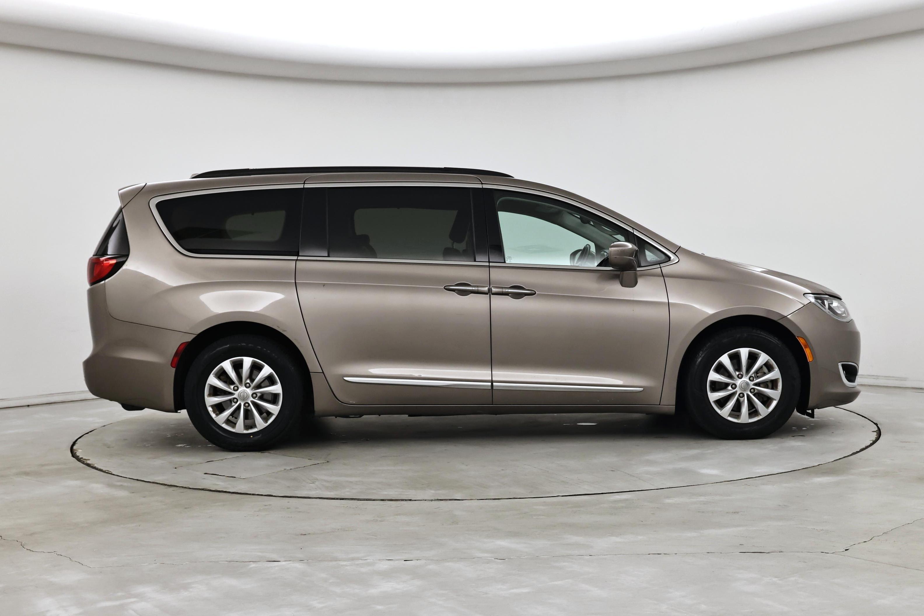 Thumbnail: 2017 Chrysler Pacifica - 7