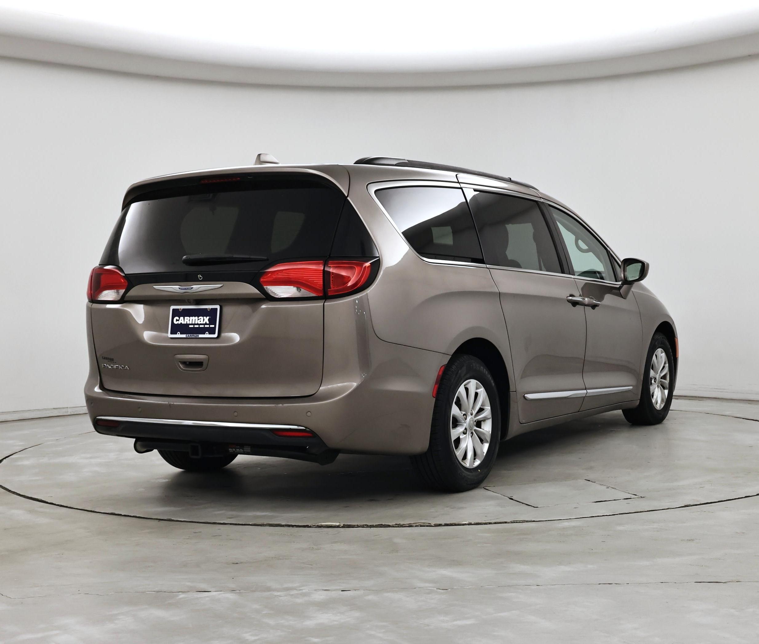 Thumbnail: 2017 Chrysler Pacifica - 8