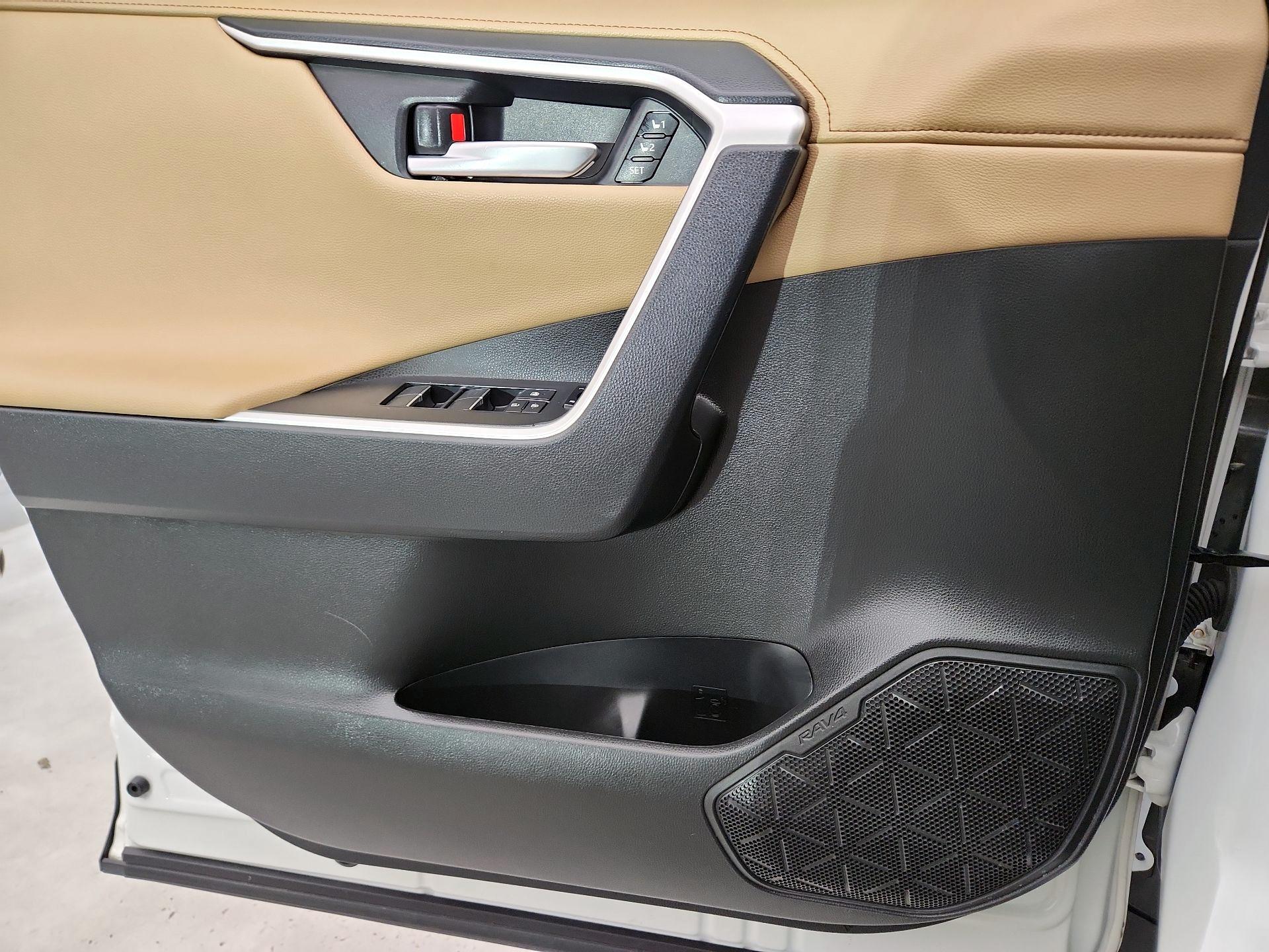 Thumbnail: 2020 Toyota RAV4 - 12