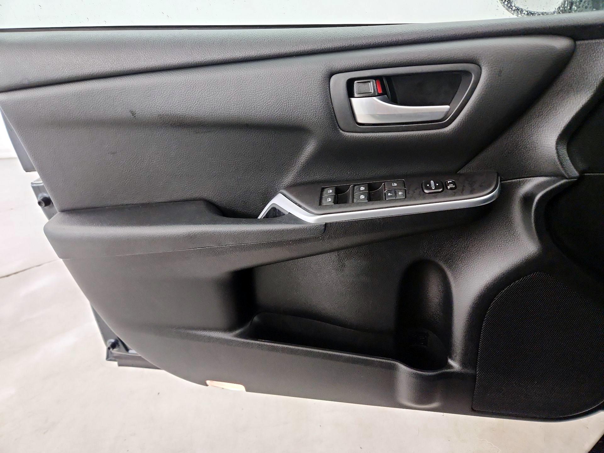 Thumbnail: 2016 Toyota Camry - 12