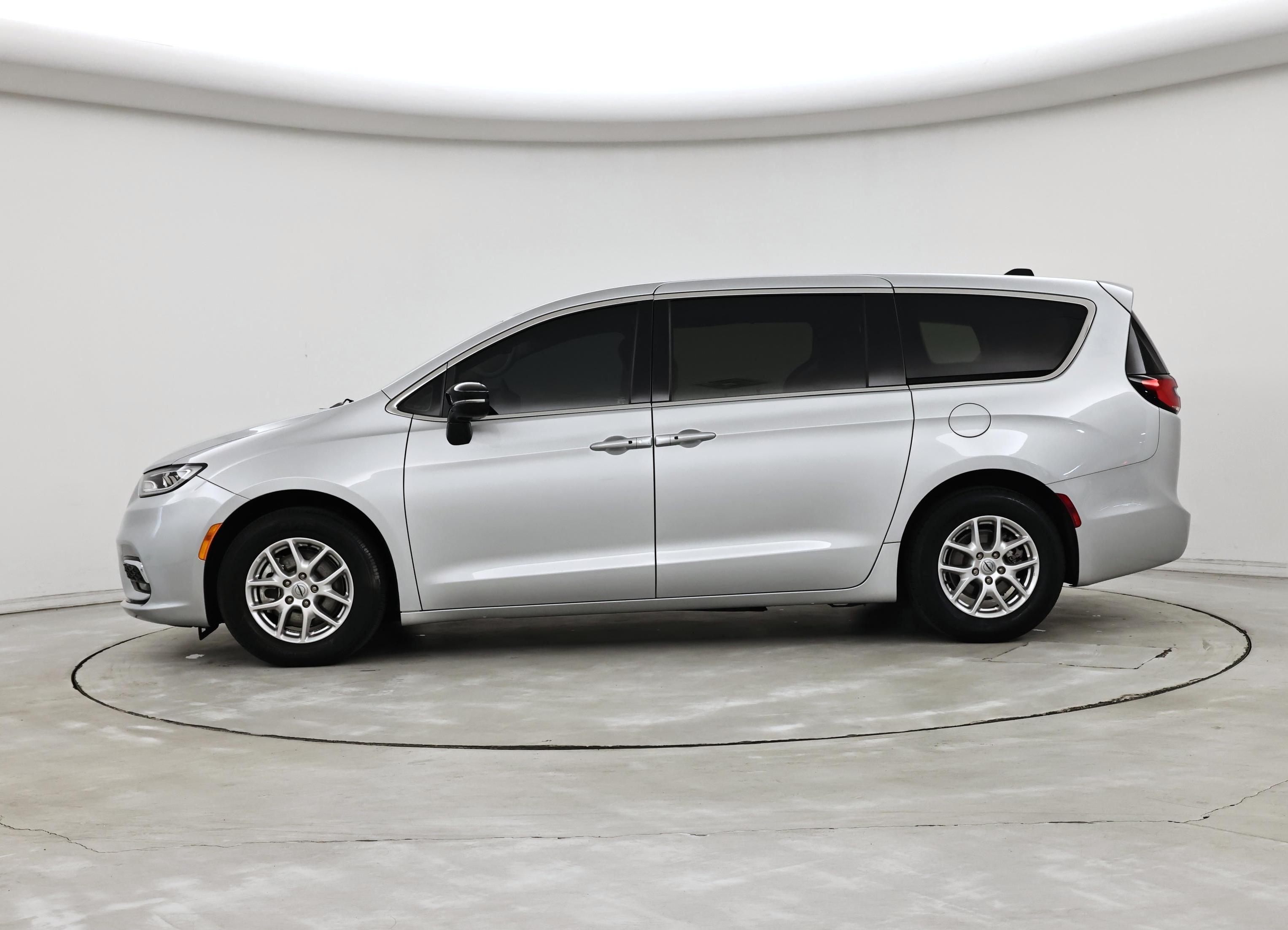 Thumbnail: 2024 Chrysler Pacifica - 3