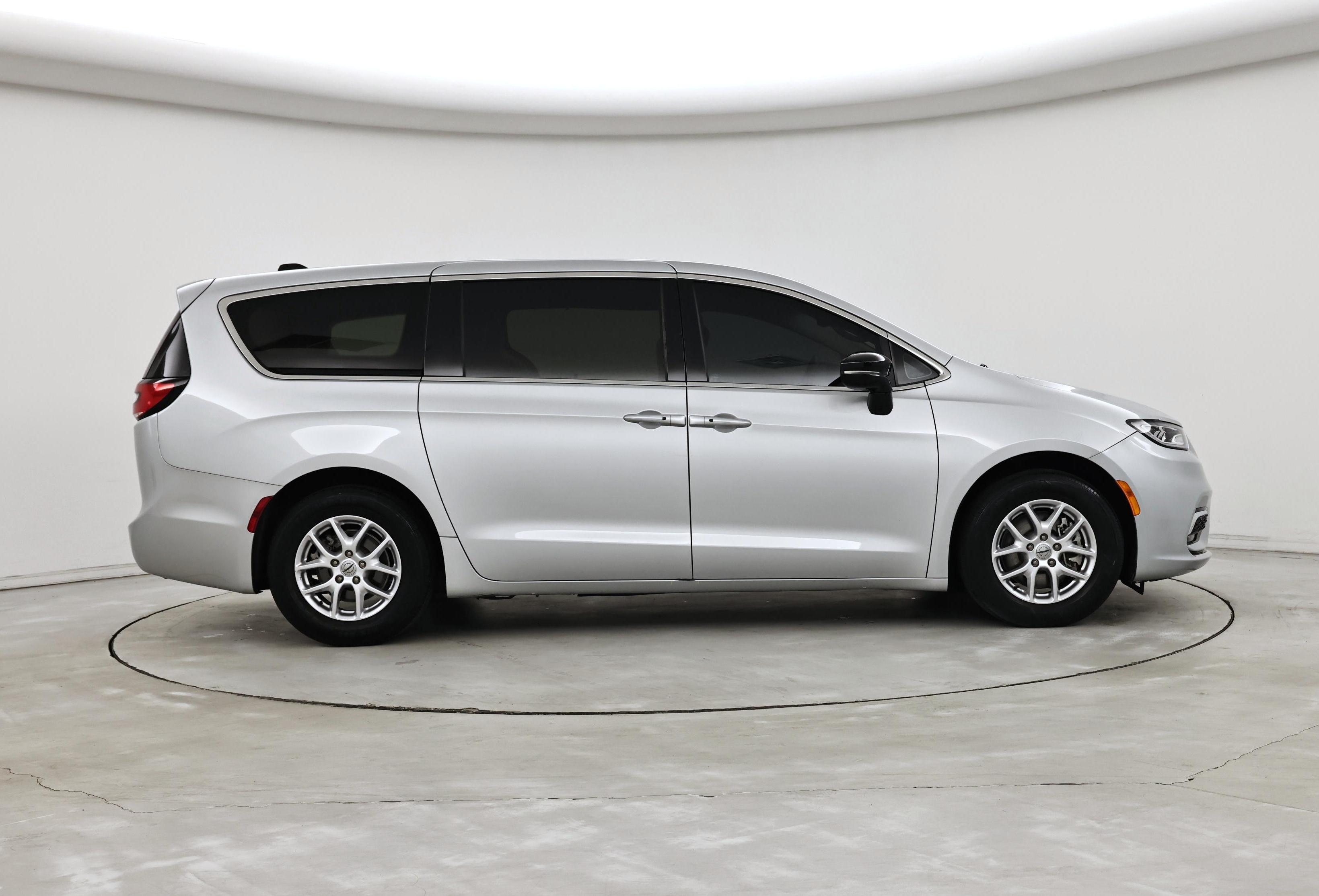 Thumbnail: 2024 Chrysler Pacifica - 7