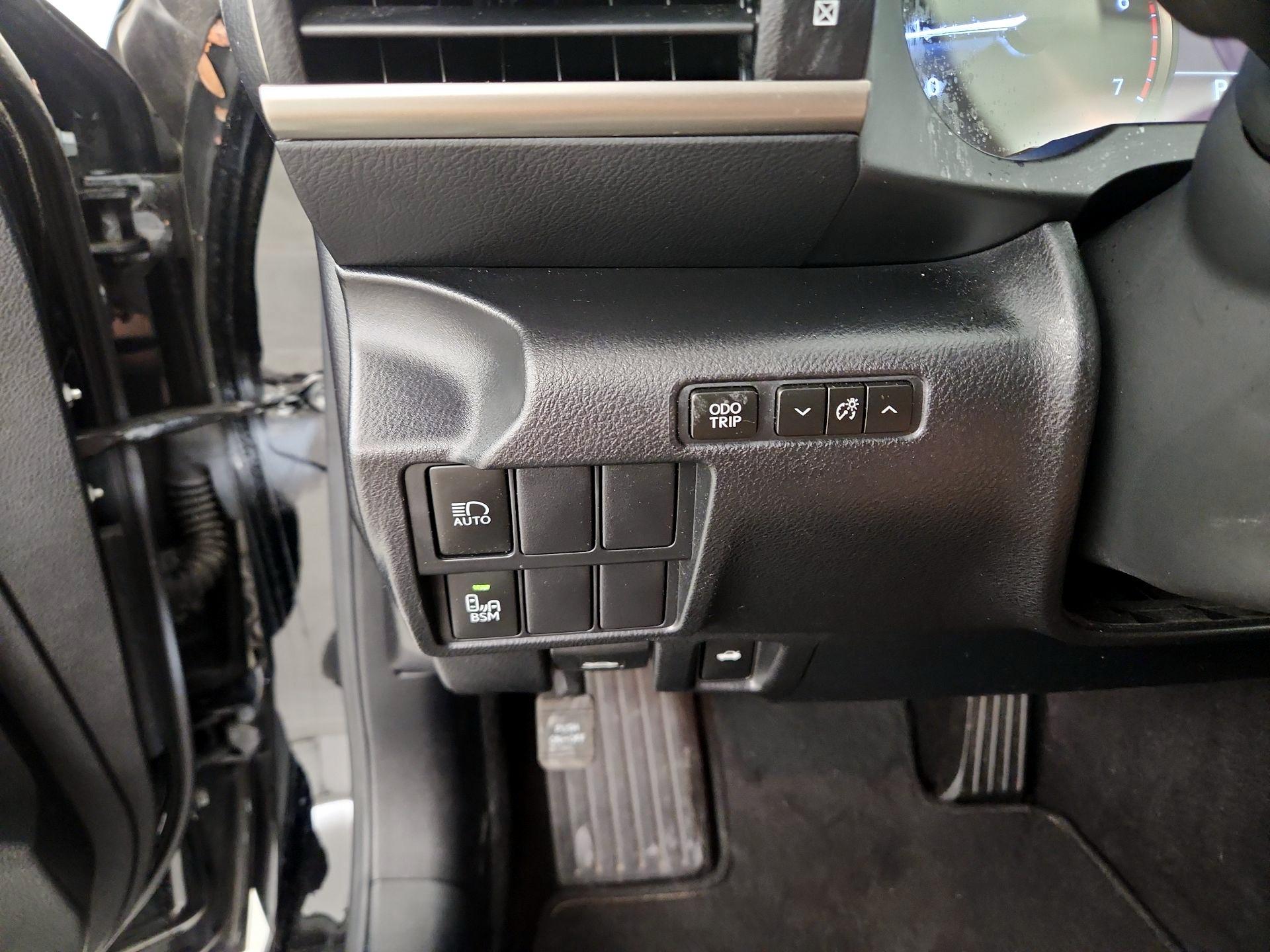 Thumbnail: 2020 Lexus IS - 13