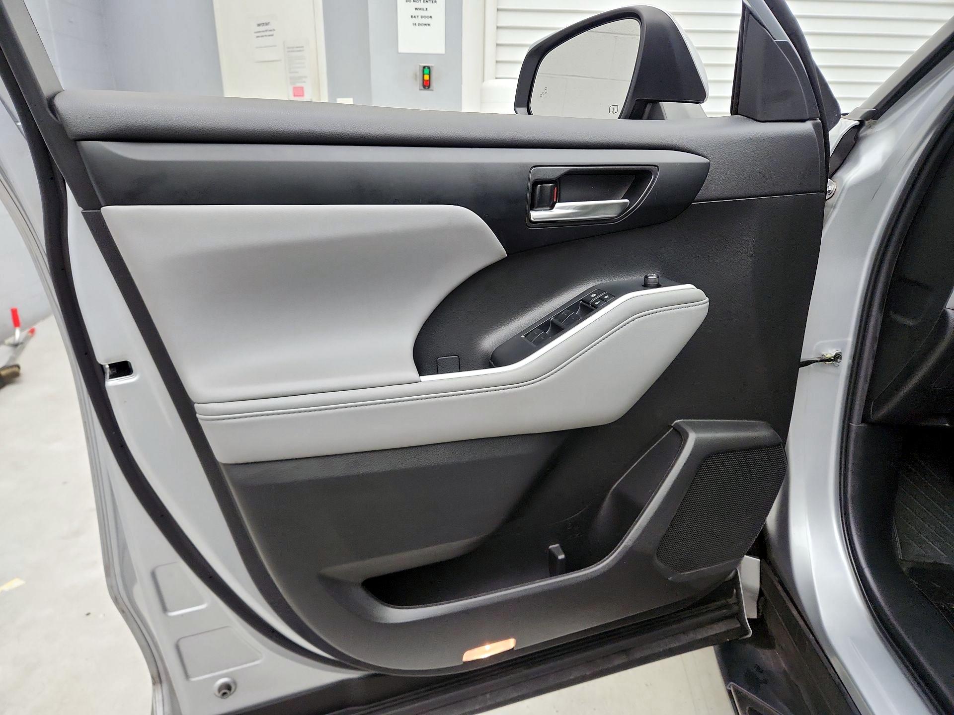 Thumbnail: 2023 Toyota Highlander - 12