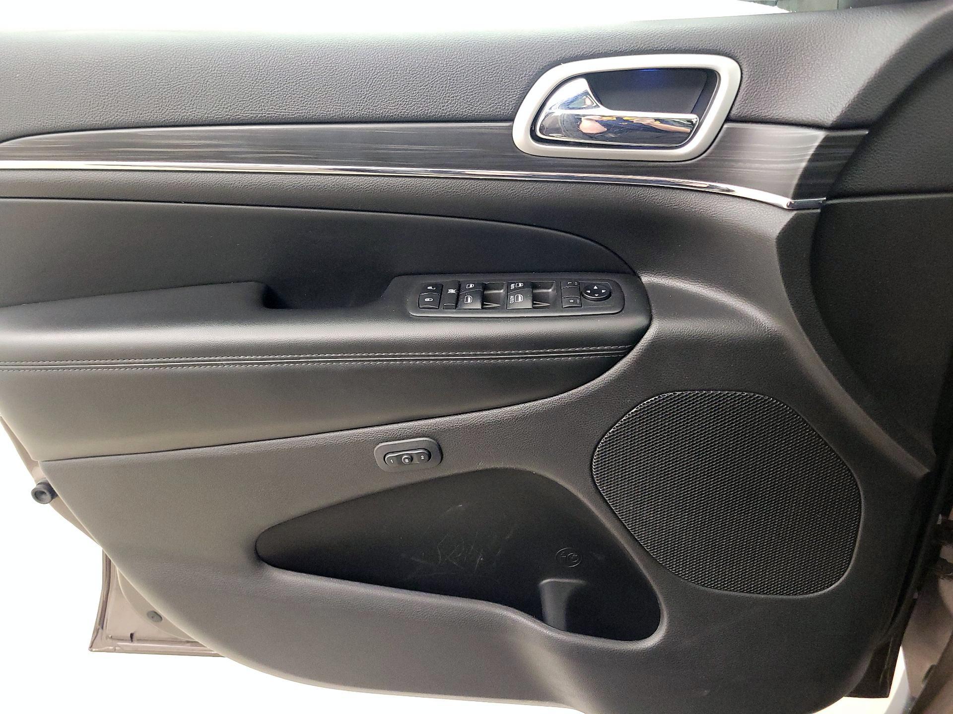 Thumbnail: 2019 Jeep Grand Cherokee - 12