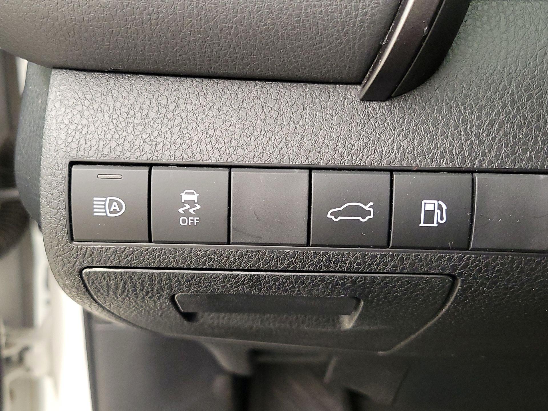 Thumbnail: 2018 Toyota Camry - 13