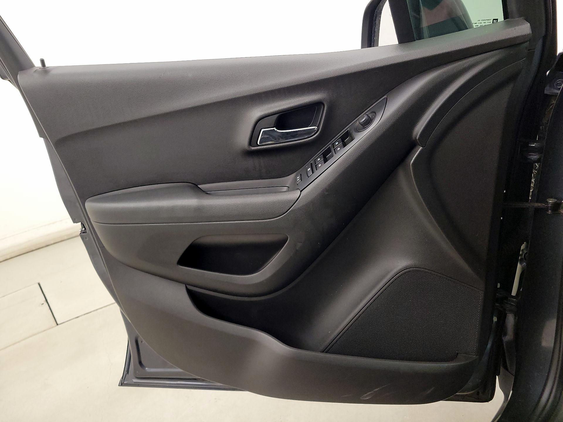 Thumbnail: 2016 Chevrolet Trax - 12