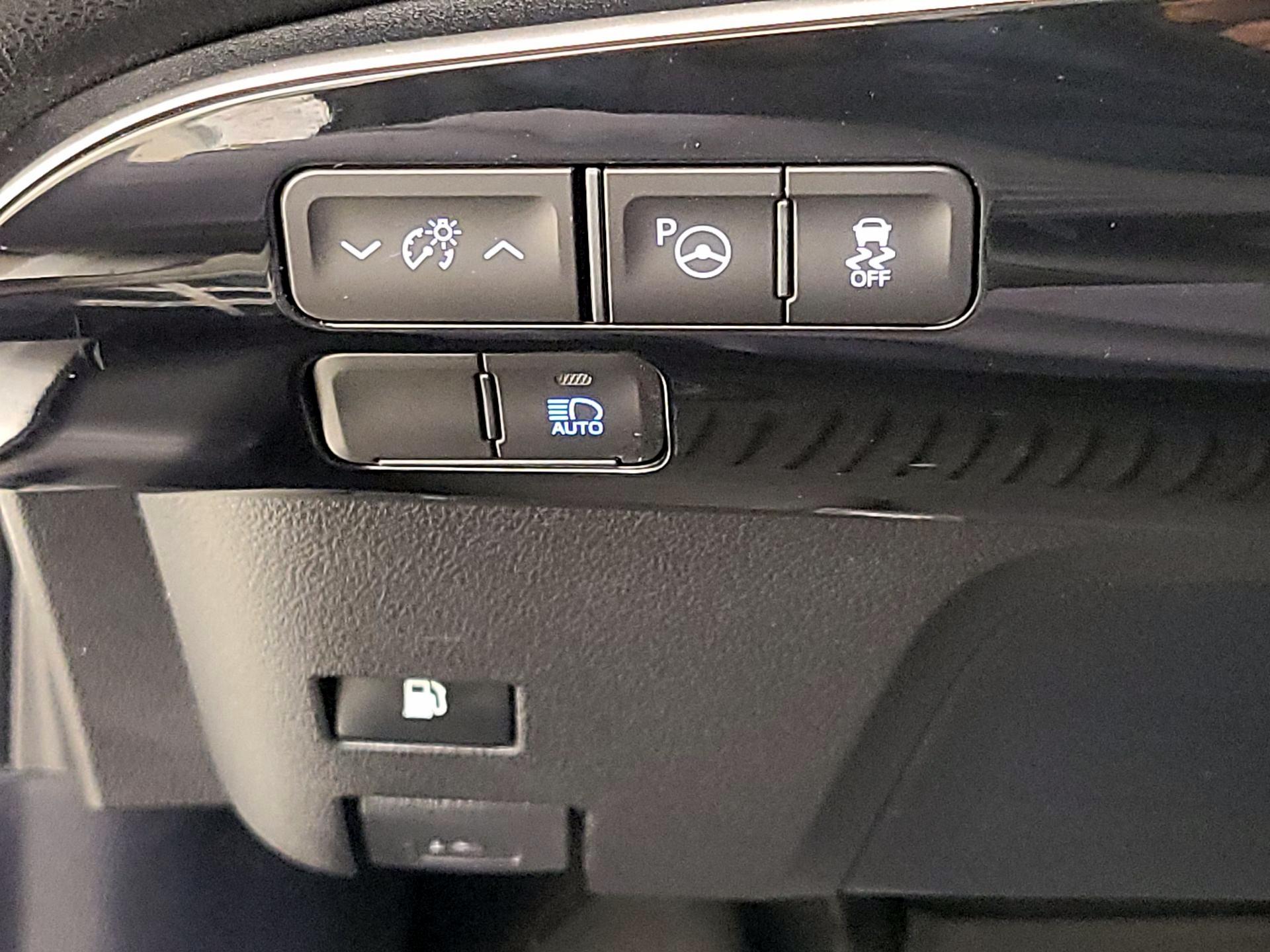 Thumbnail: 2021 Toyota Prius - 13