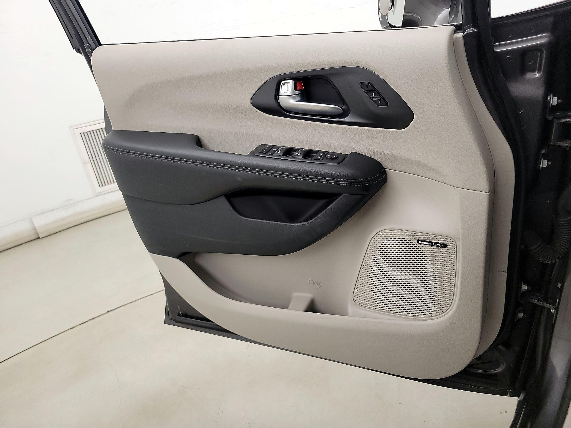 Thumbnail: 2020 Chrysler Pacifica - 12