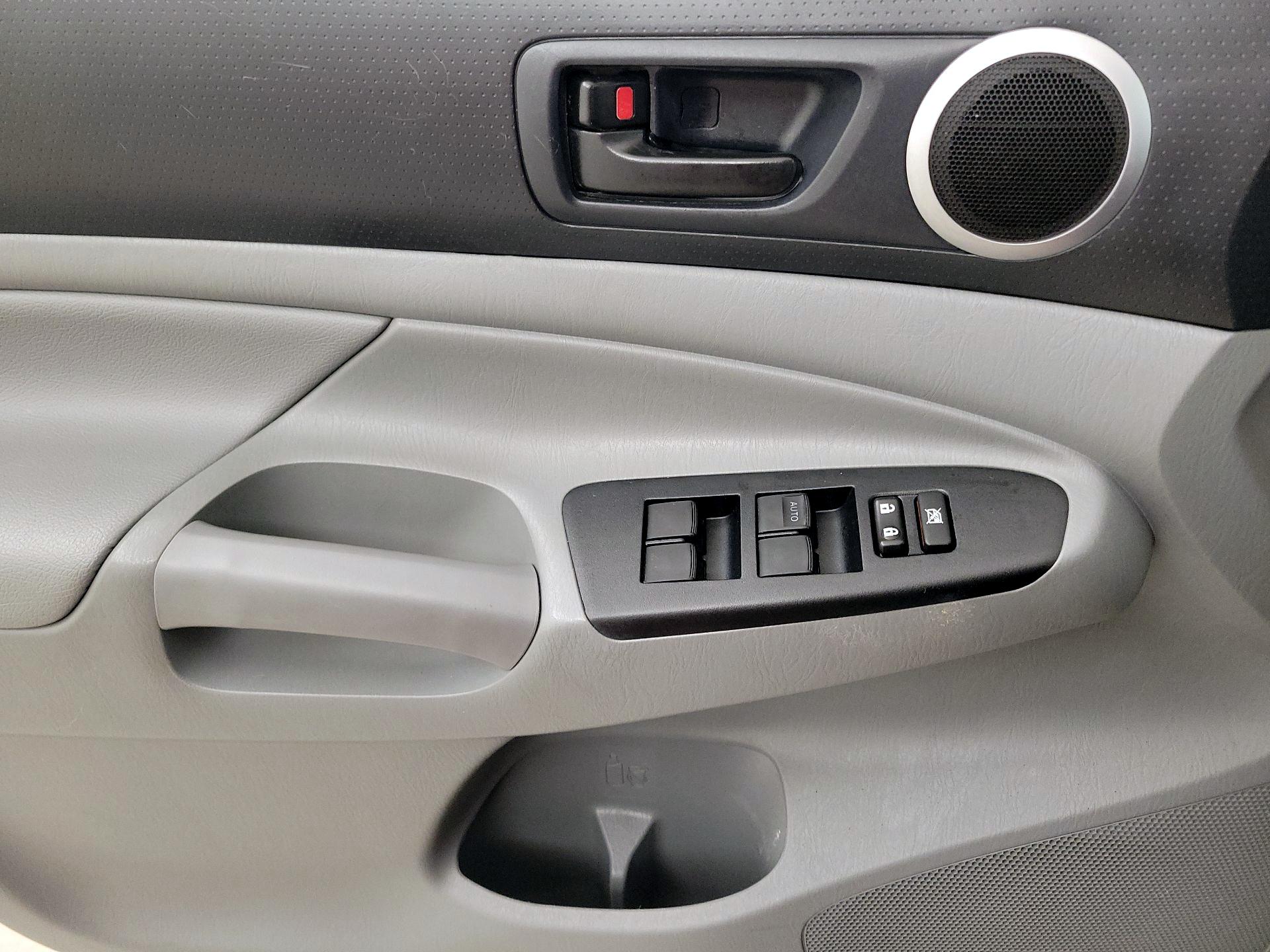 Thumbnail: 2015 Toyota Tacoma - 12