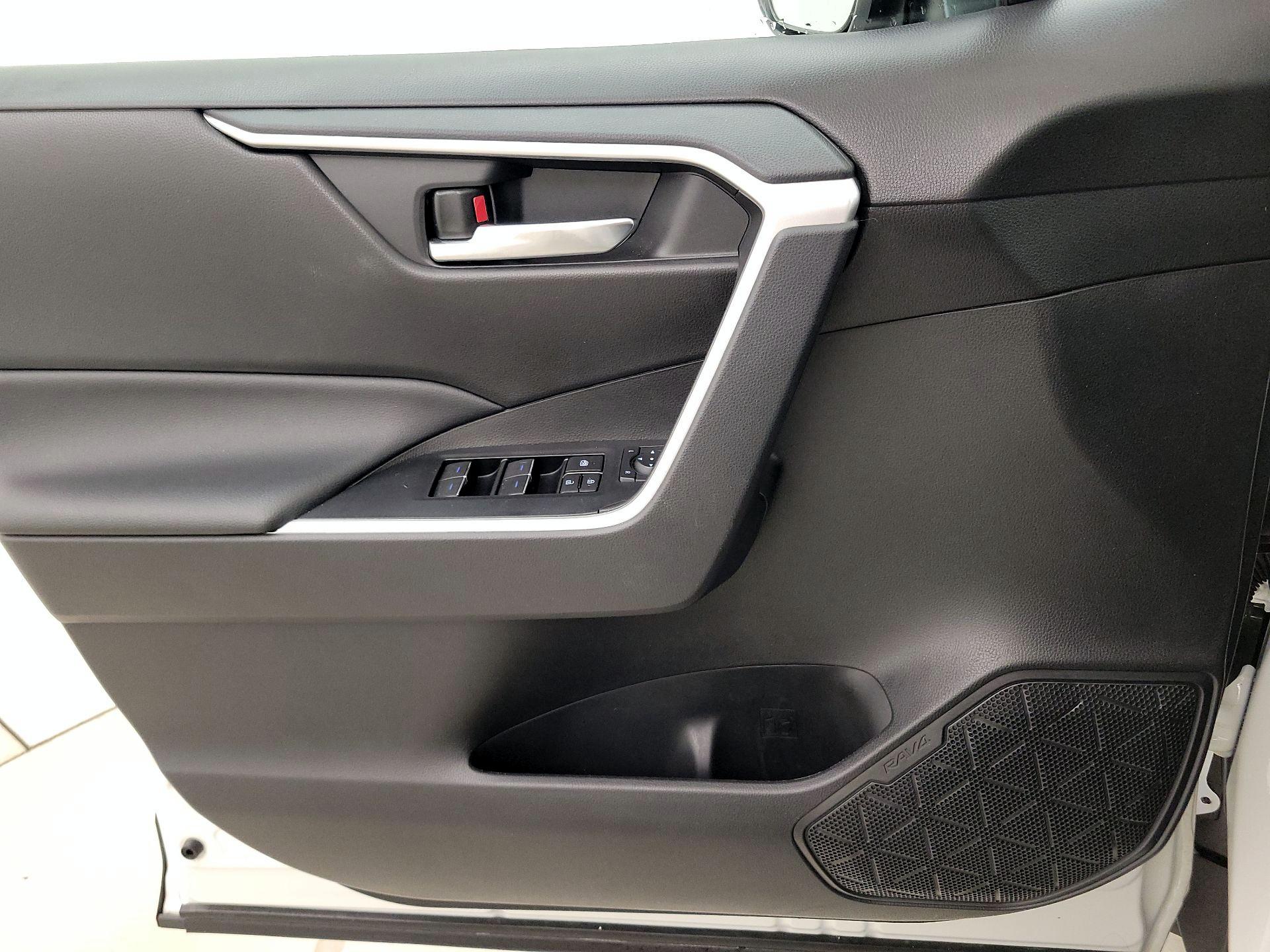 Thumbnail: 2022 Toyota RAV4 - 12