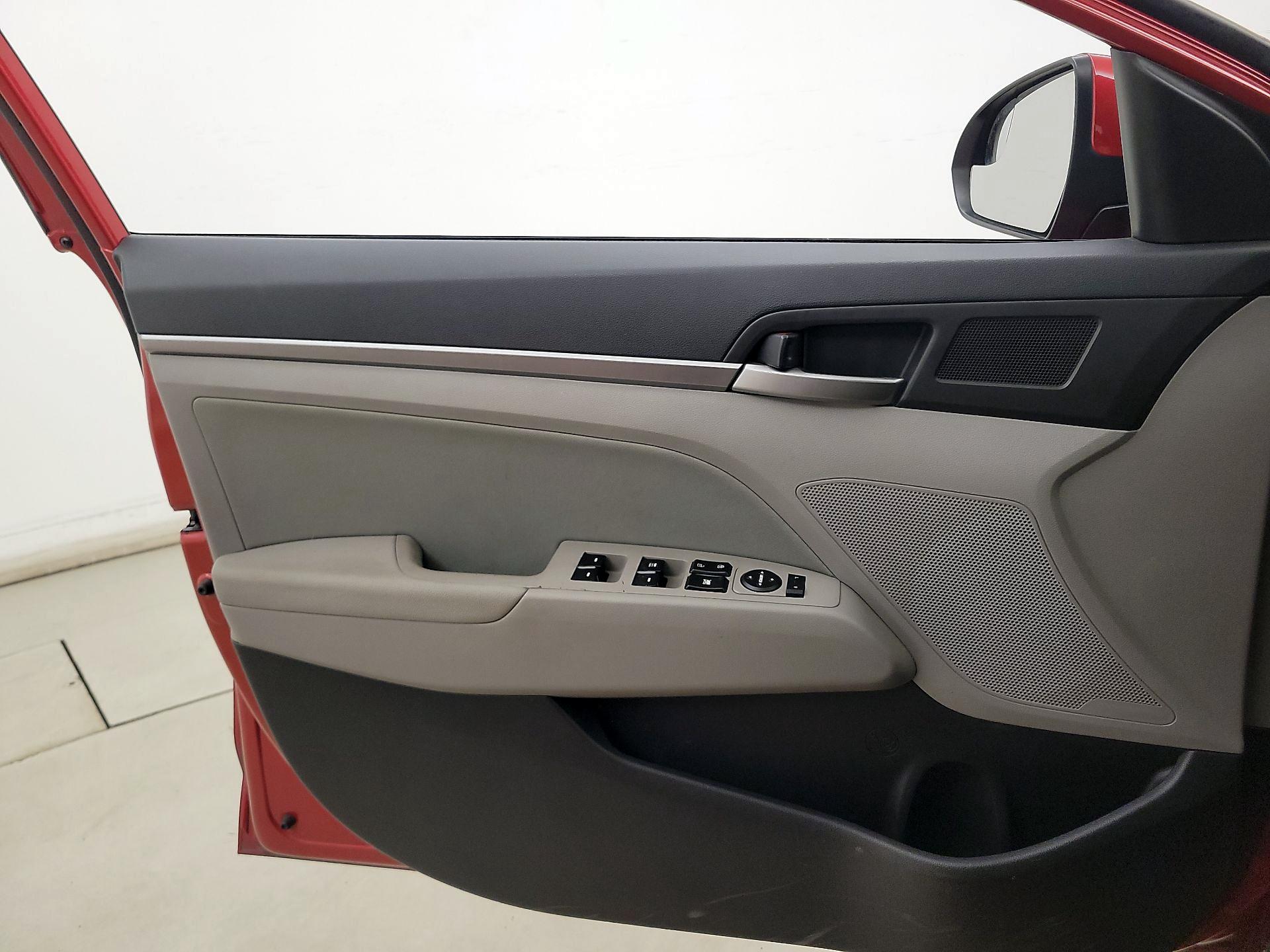 Thumbnail: 2017 Hyundai Elantra - 12