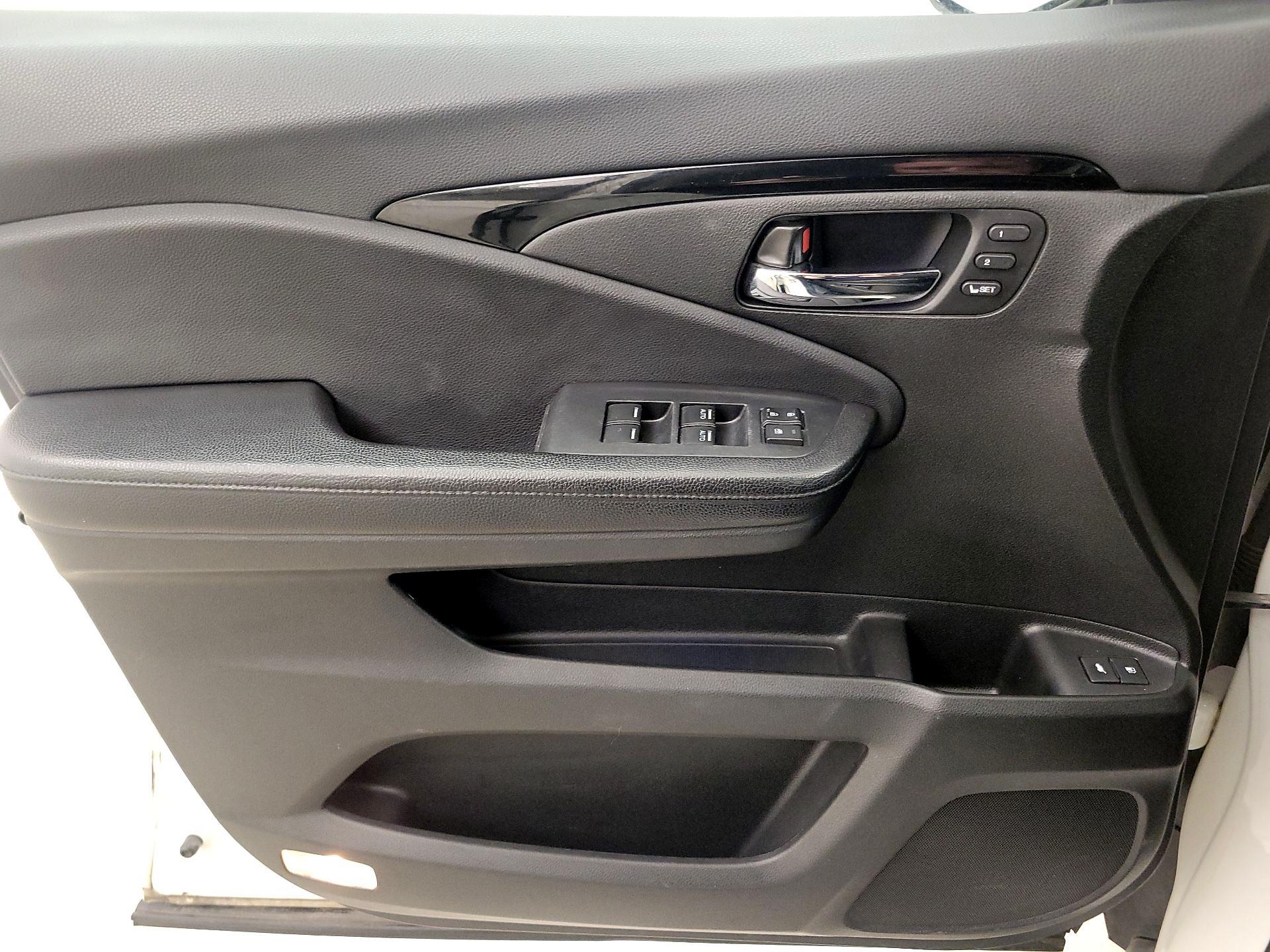 Thumbnail: 2017 Honda Pilot - 12