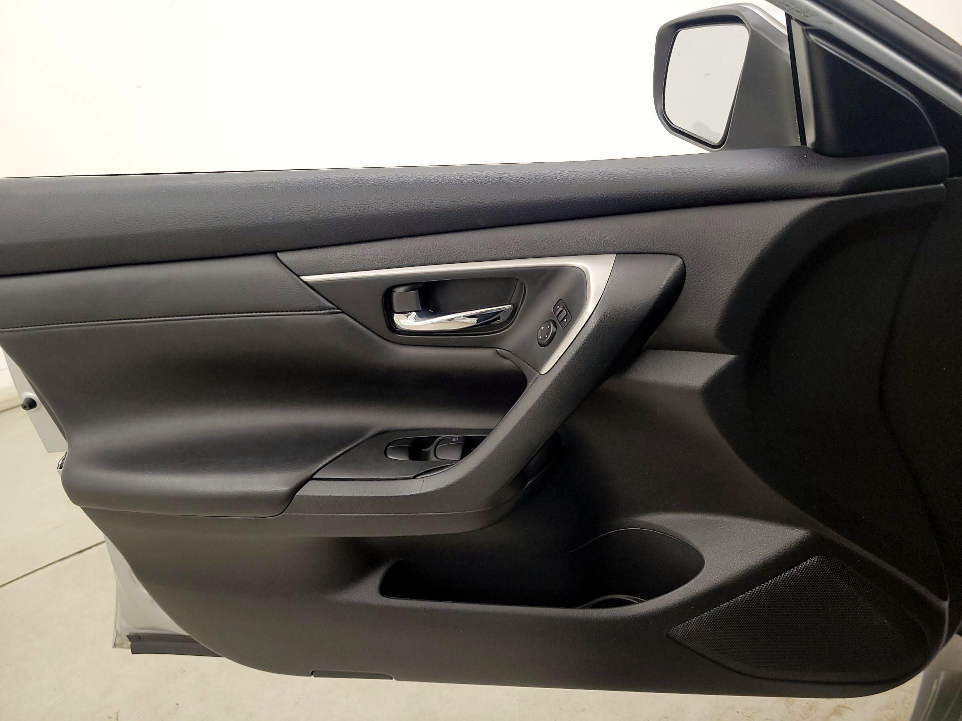 Thumbnail: 2015 Nissan Altima - 12