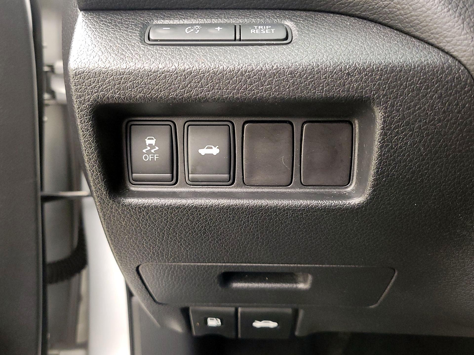 Thumbnail: 2015 Nissan Altima - 13