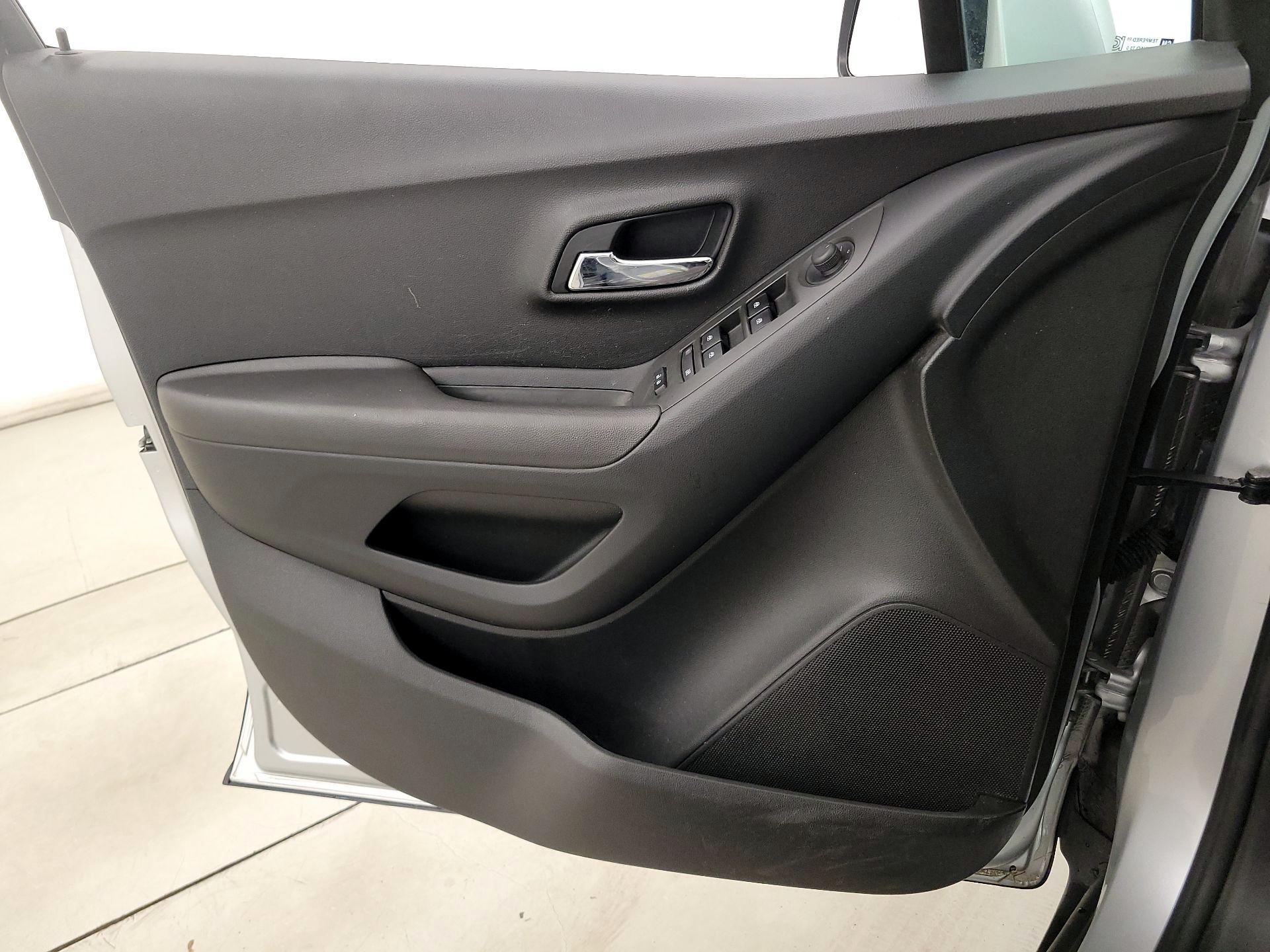 Thumbnail: 2017 Chevrolet Trax - 12