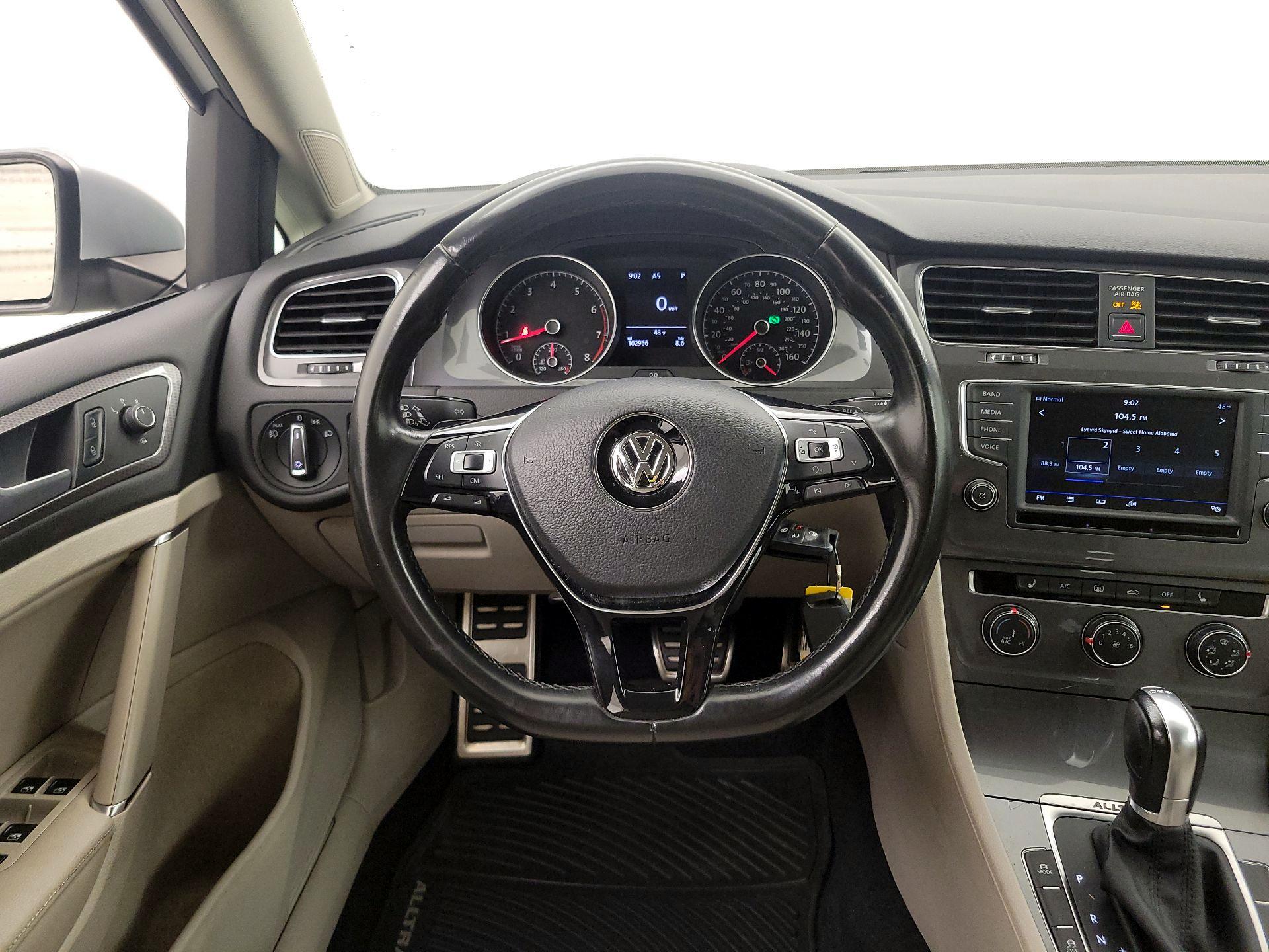 Thumbnail: 2017 Volkswagen Golf - 10