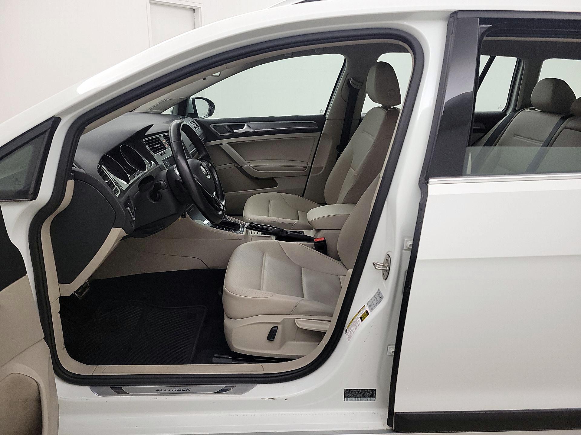 Thumbnail: 2017 Volkswagen Golf - 11