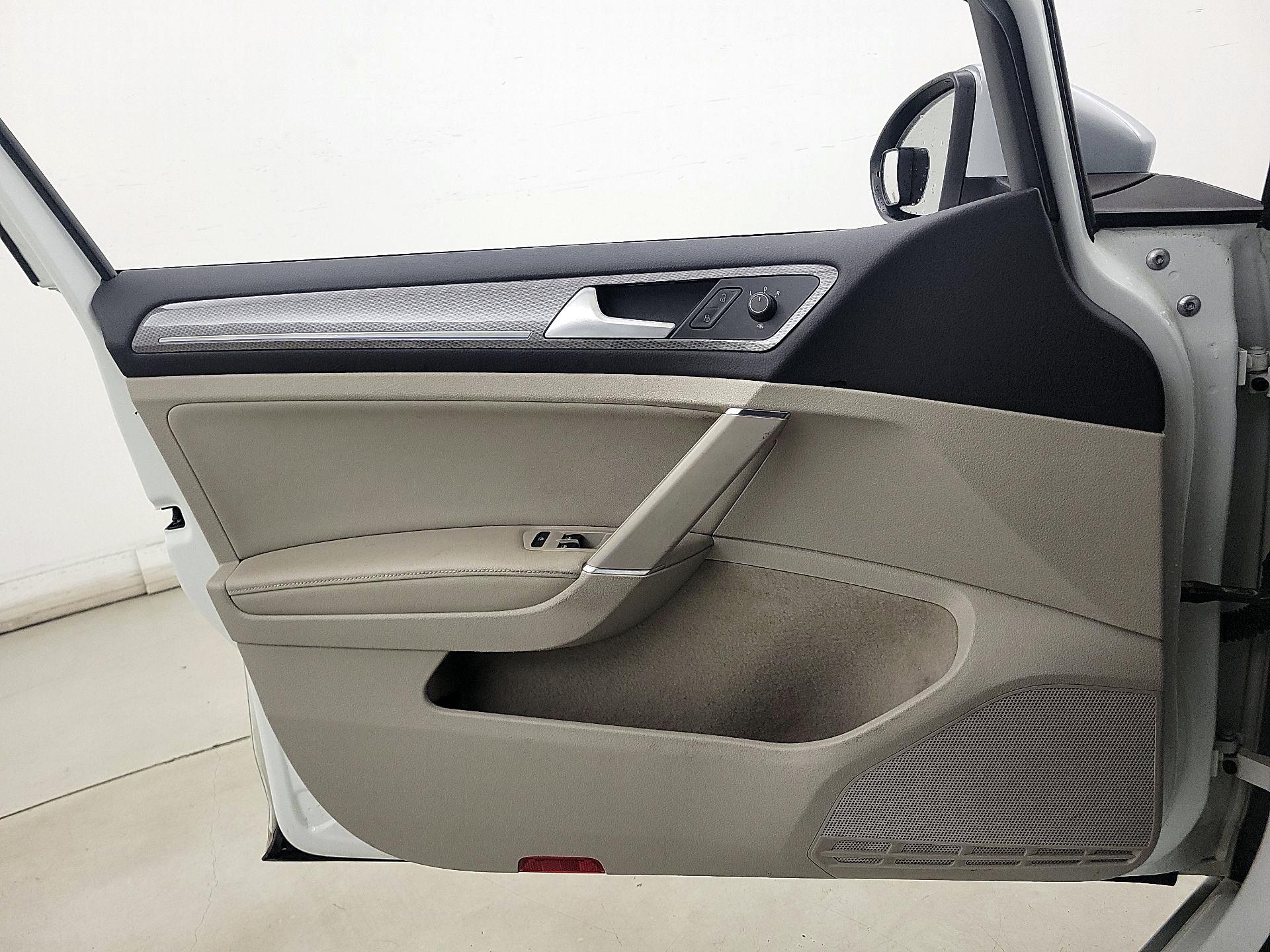 Thumbnail: 2017 Volkswagen Golf - 12