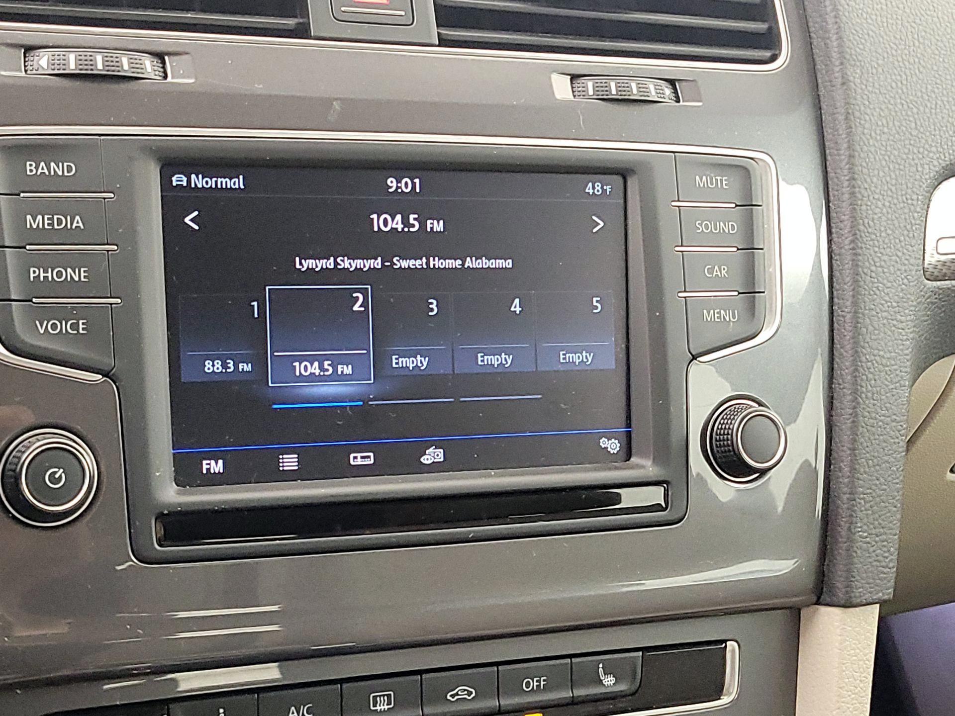 Thumbnail: 2017 Volkswagen Golf - 15