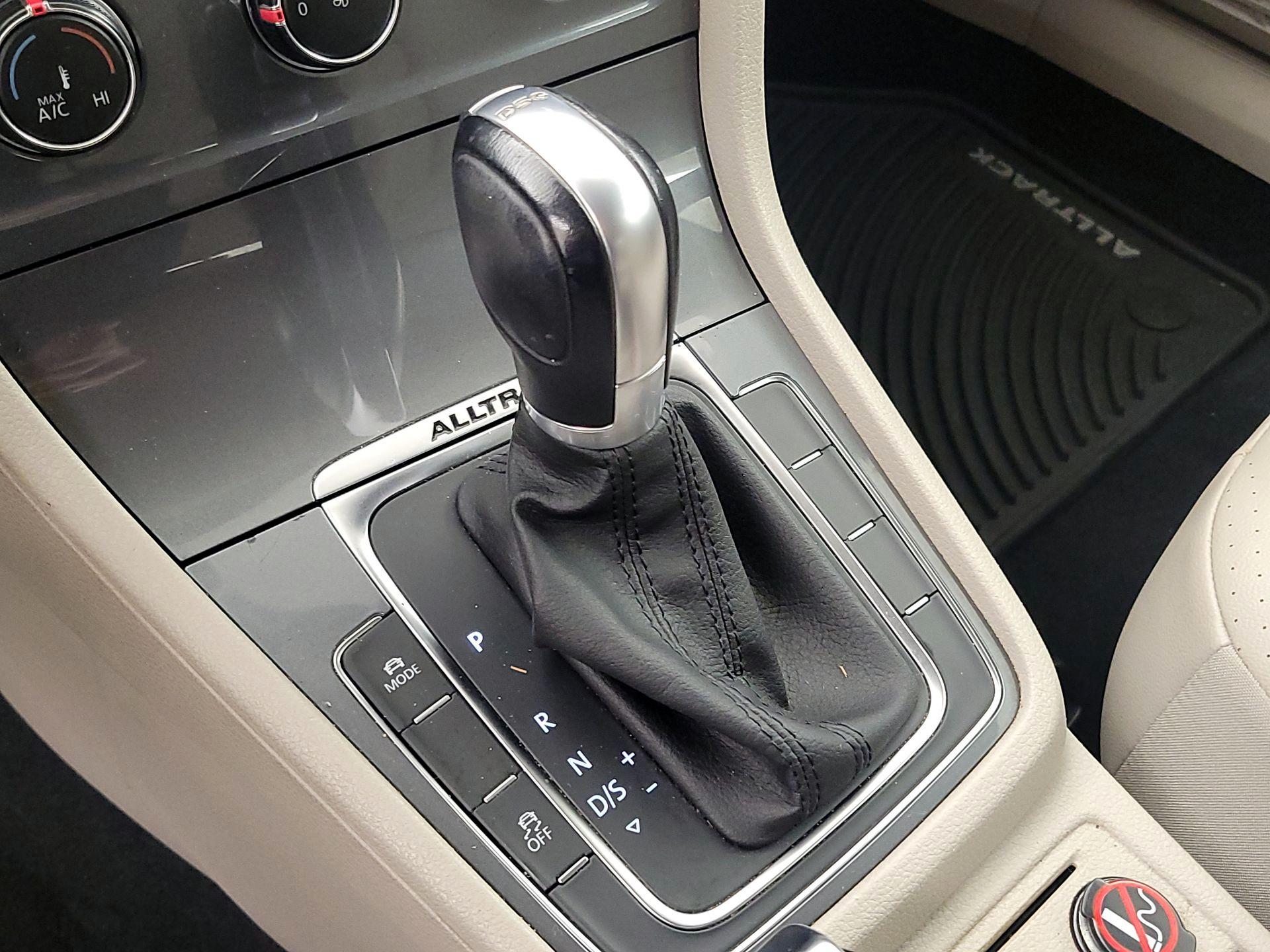 Thumbnail: 2017 Volkswagen Golf - 17