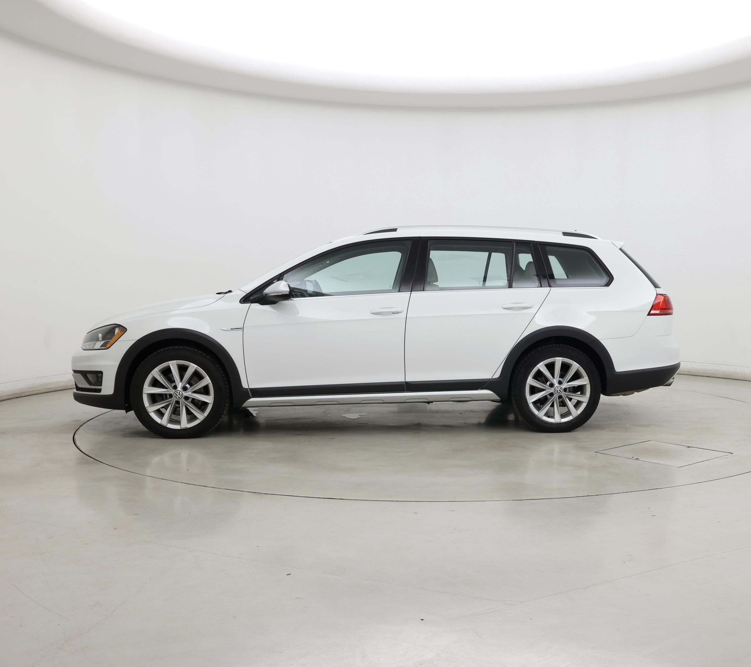 Thumbnail: 2017 Volkswagen Golf - 3