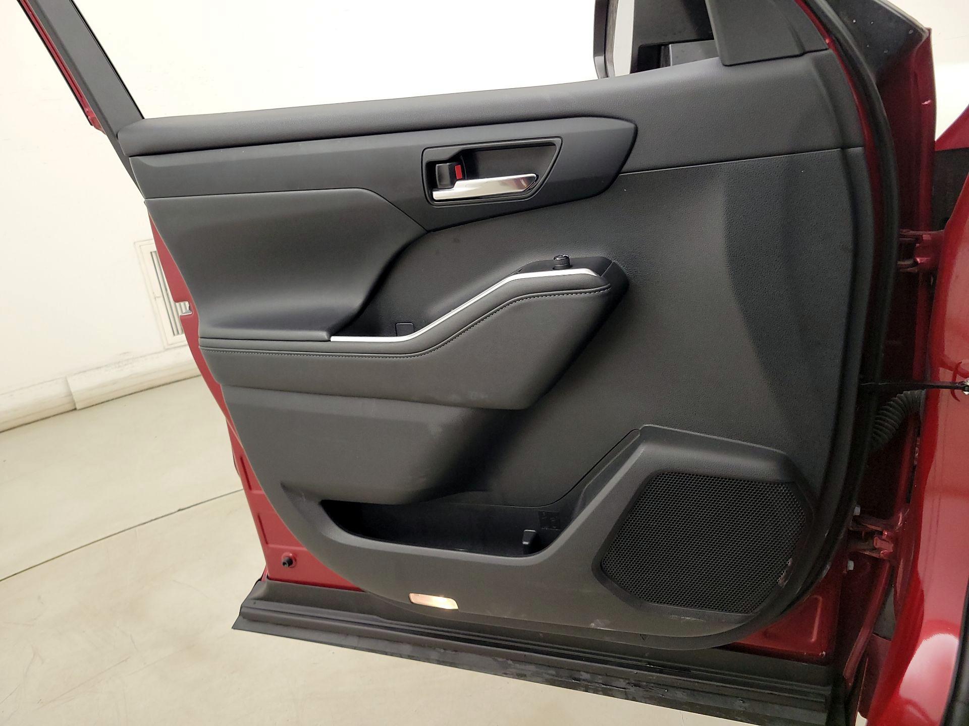 Thumbnail: 2023 Toyota Highlander - 12