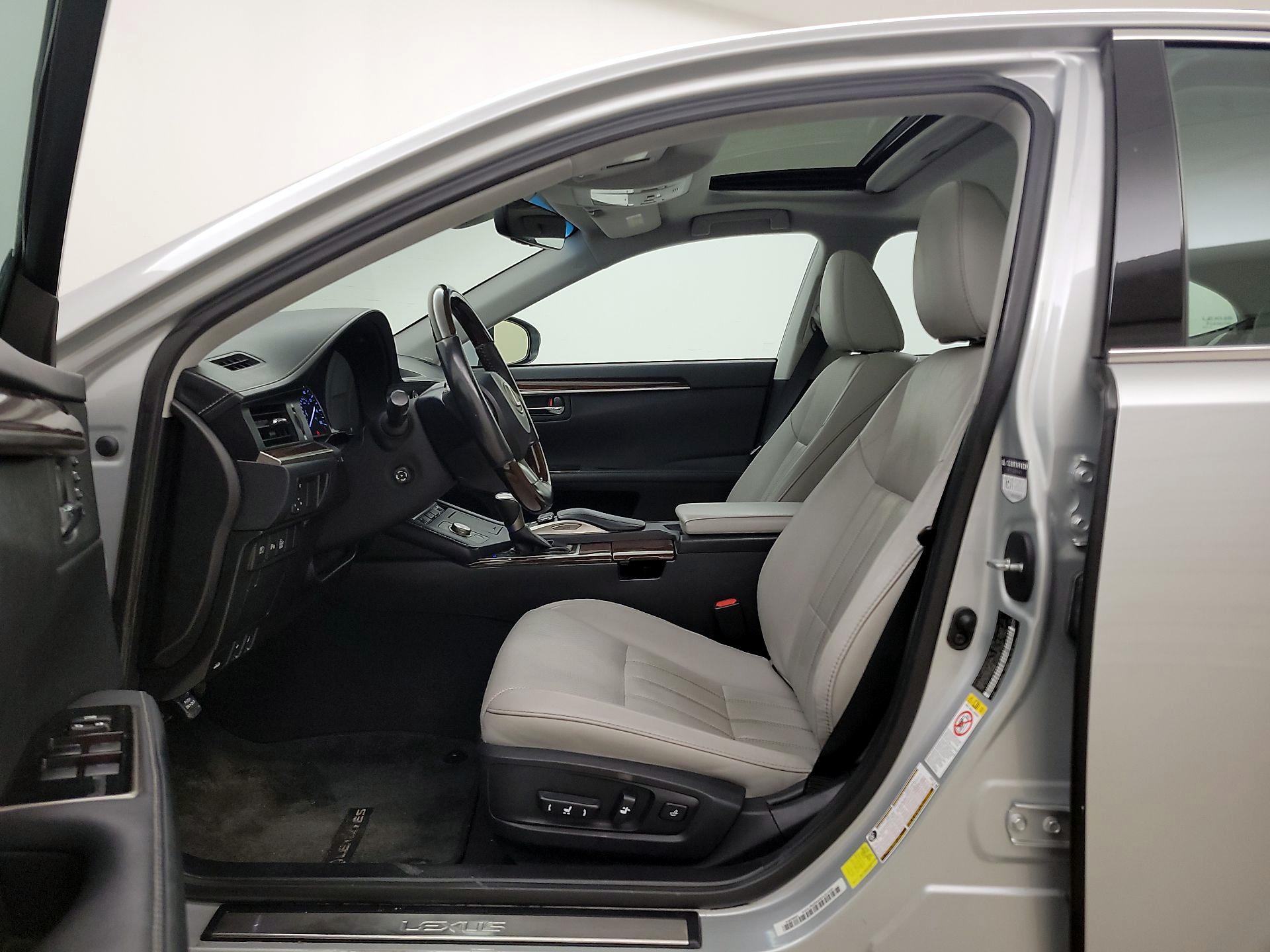 Thumbnail: 2017 Lexus ES - 11