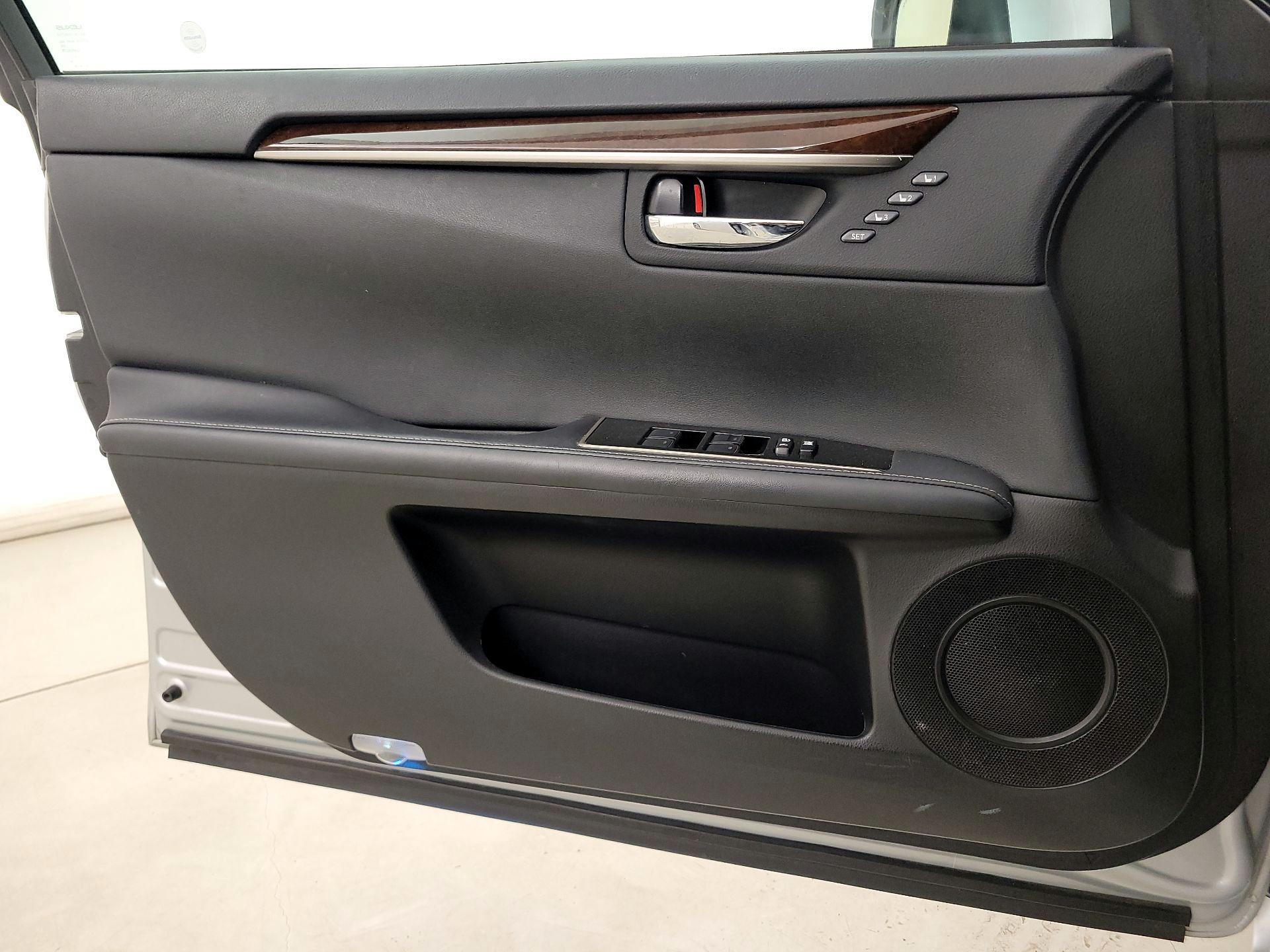 Thumbnail: 2017 Lexus ES - 12