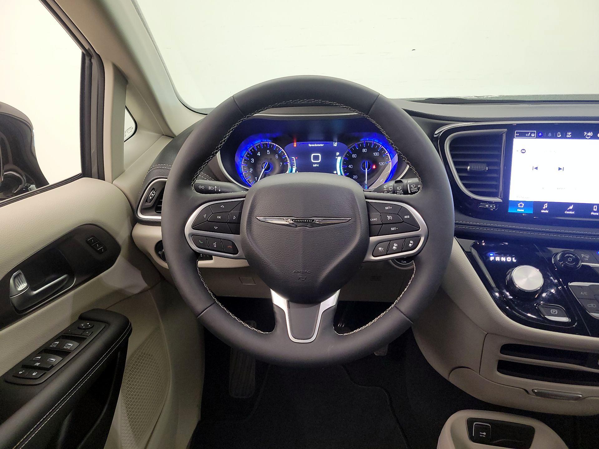 Thumbnail: 2024 Chrysler Pacifica - 10