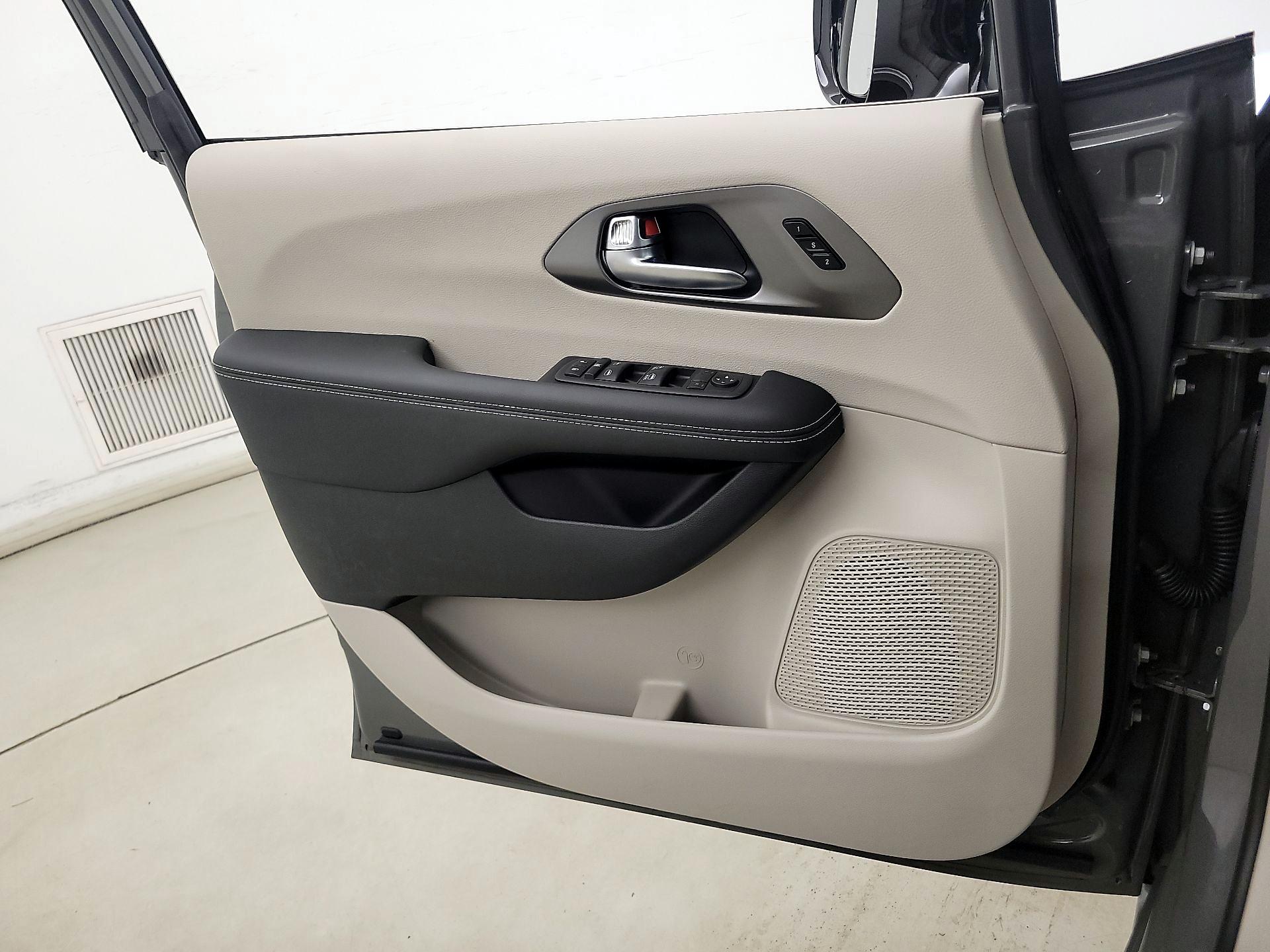 Thumbnail: 2024 Chrysler Pacifica - 12