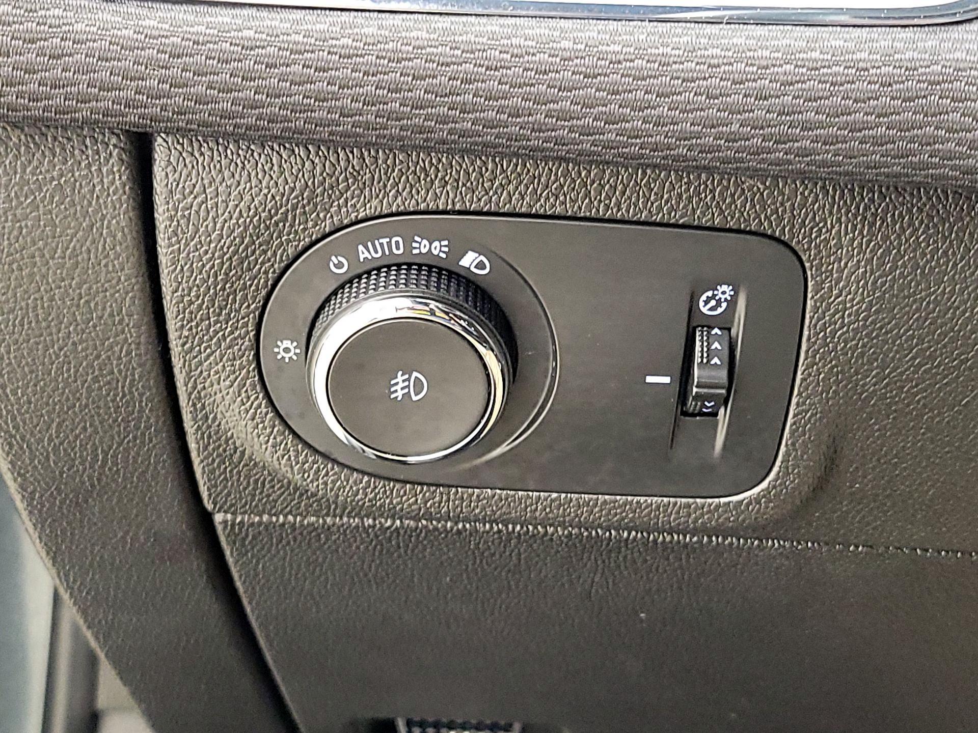 Thumbnail: 2018 Chevrolet Cruze - 13