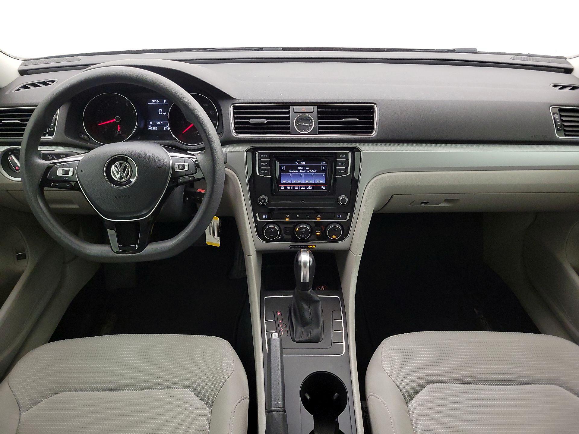 Thumbnail: 2017 Volkswagen Passat - 9