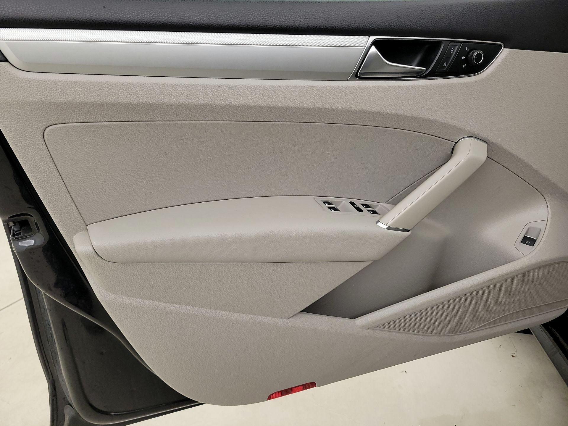 Thumbnail: 2017 Volkswagen Passat - 12