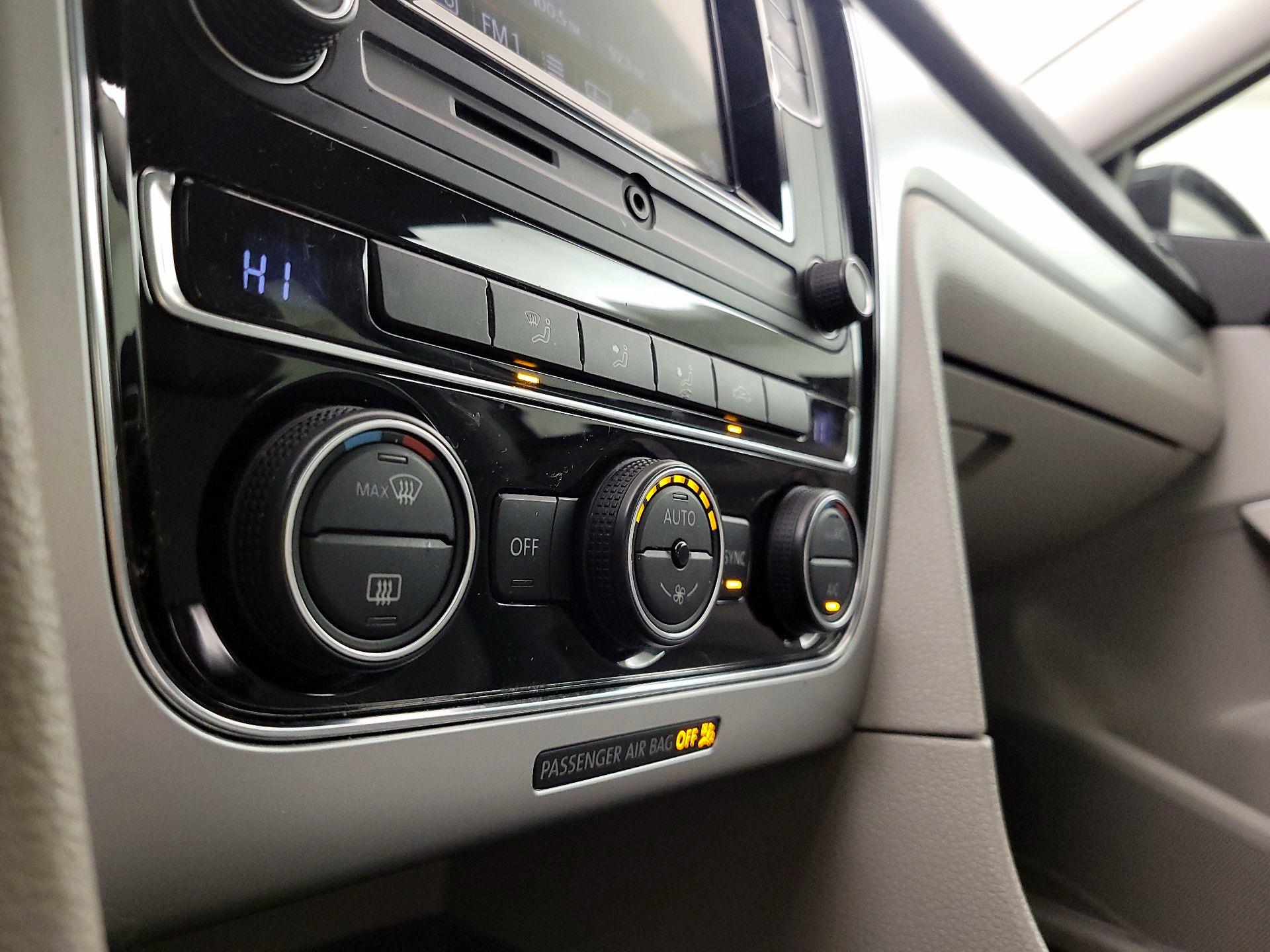 Thumbnail: 2017 Volkswagen Passat - 16