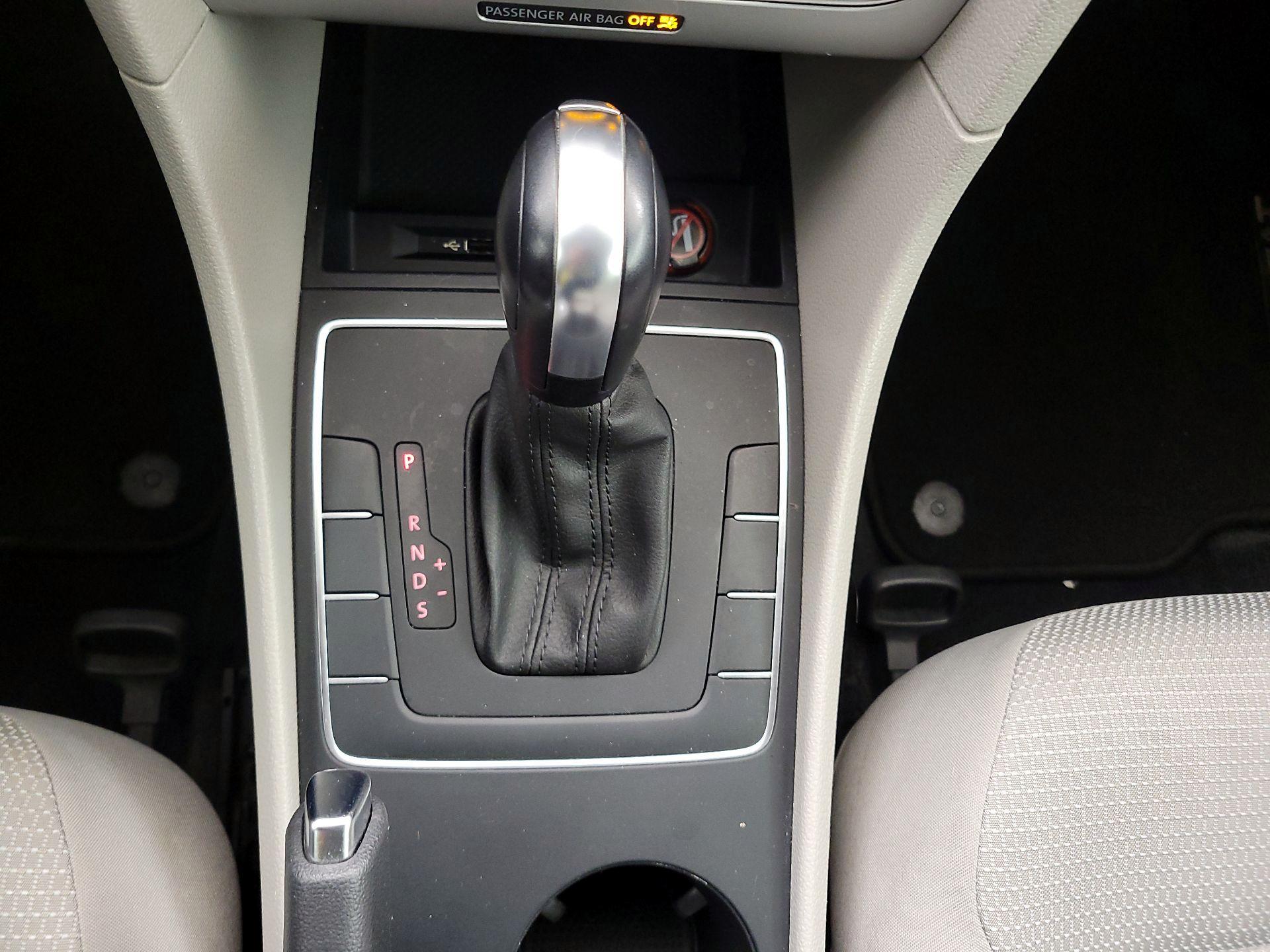 Thumbnail: 2017 Volkswagen Passat - 17