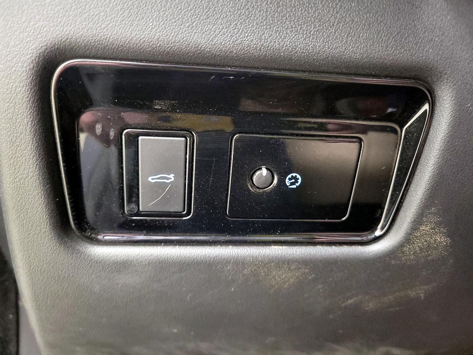 Thumbnail: 2017 Jaguar XE - 13