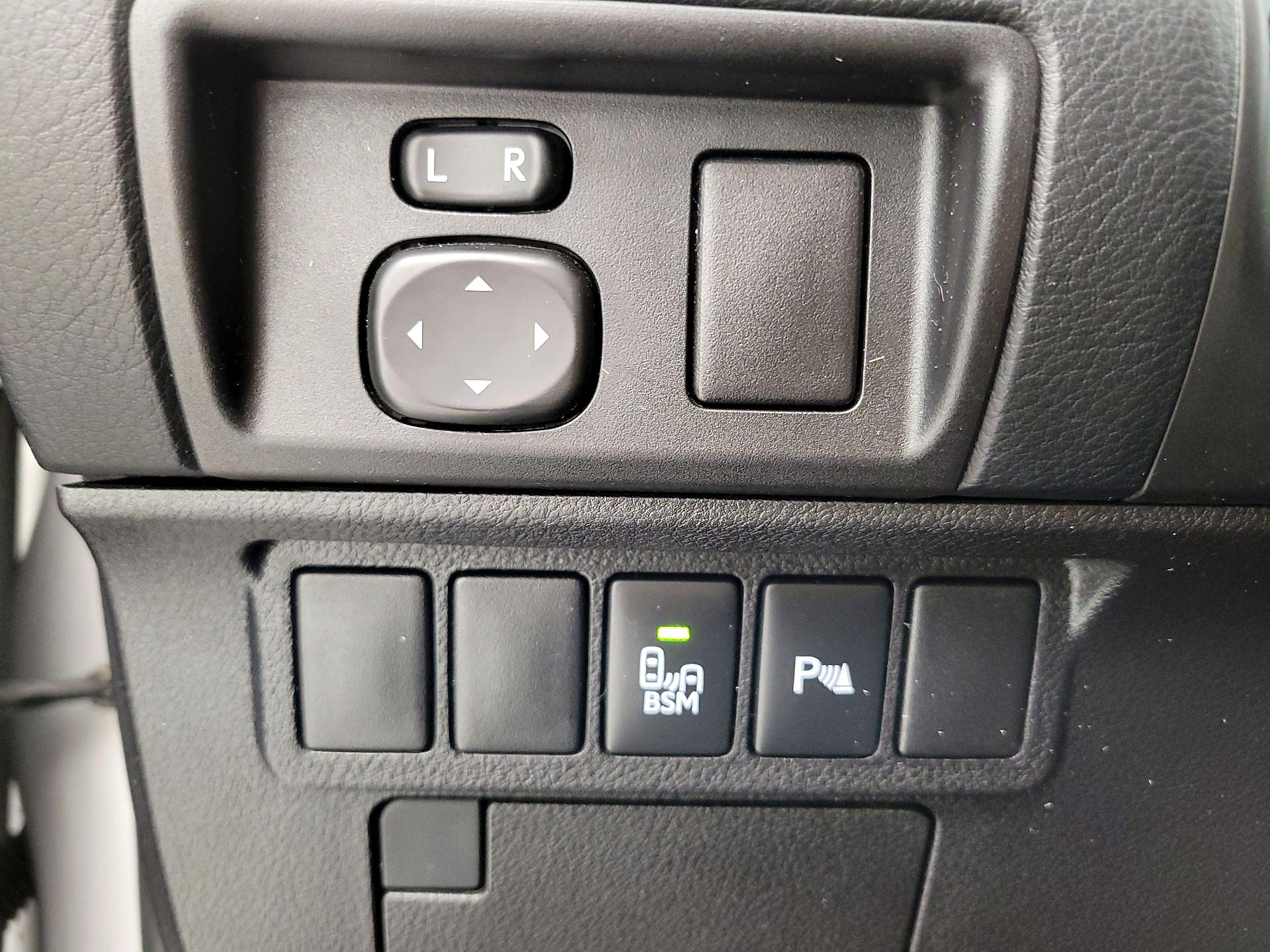 Thumbnail: 2015 Lexus ES - 13